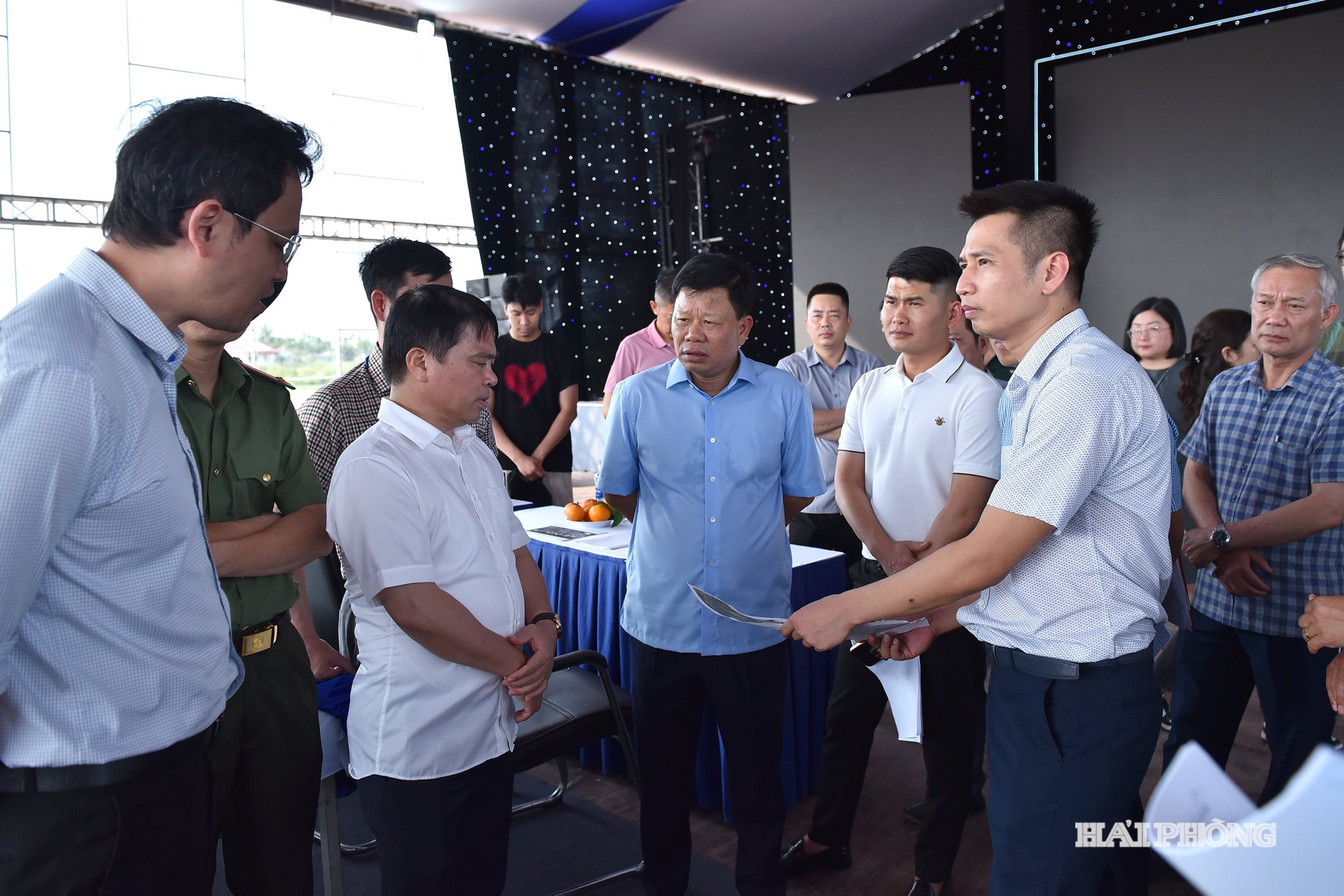 Đồng chí Lê Trung Kiên, Uỷ viên Ban Thường vụ Thành uỷ, Phó Chủ tịch UBND thành phố kiểm tra công tác chuẩn bị lễ khởi công Dự án đầu tư và xây dựng kinh doanh kết cấu hạ tầng Khu công nghiệp Thuỷ Nguyên (giai đoạn 1).