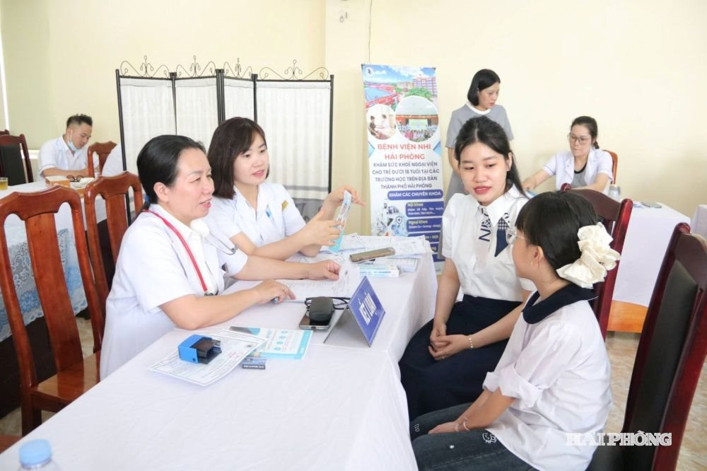 Các bác sĩ khám cho các em học sinh