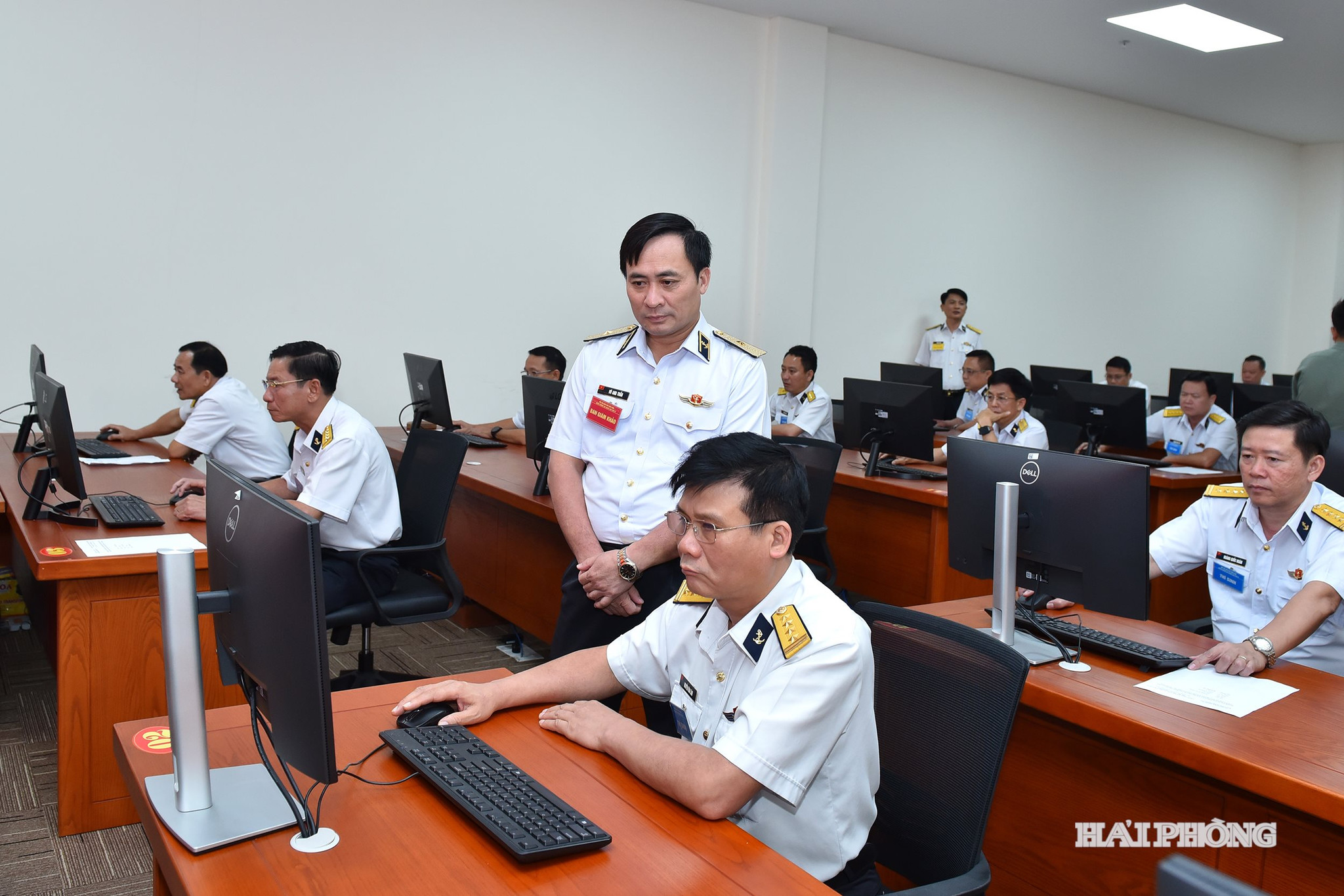 Các báo cáo viên tham gia phần thi trắc nghiệm.