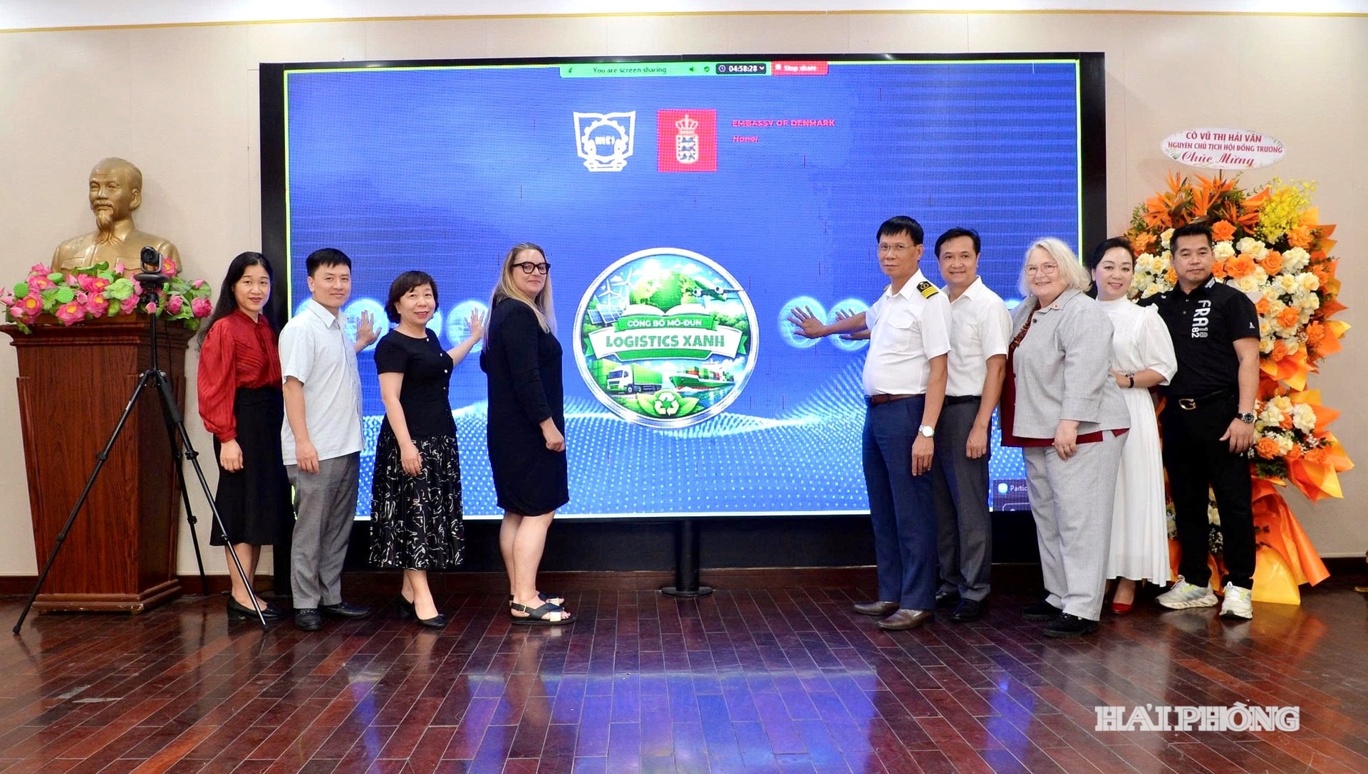 Các đại biểu bấm nút công bố Module (Mô-đun) Logistics xanh tại Trường Cao đẳng Hàng hải và Đường thuỷ 1.