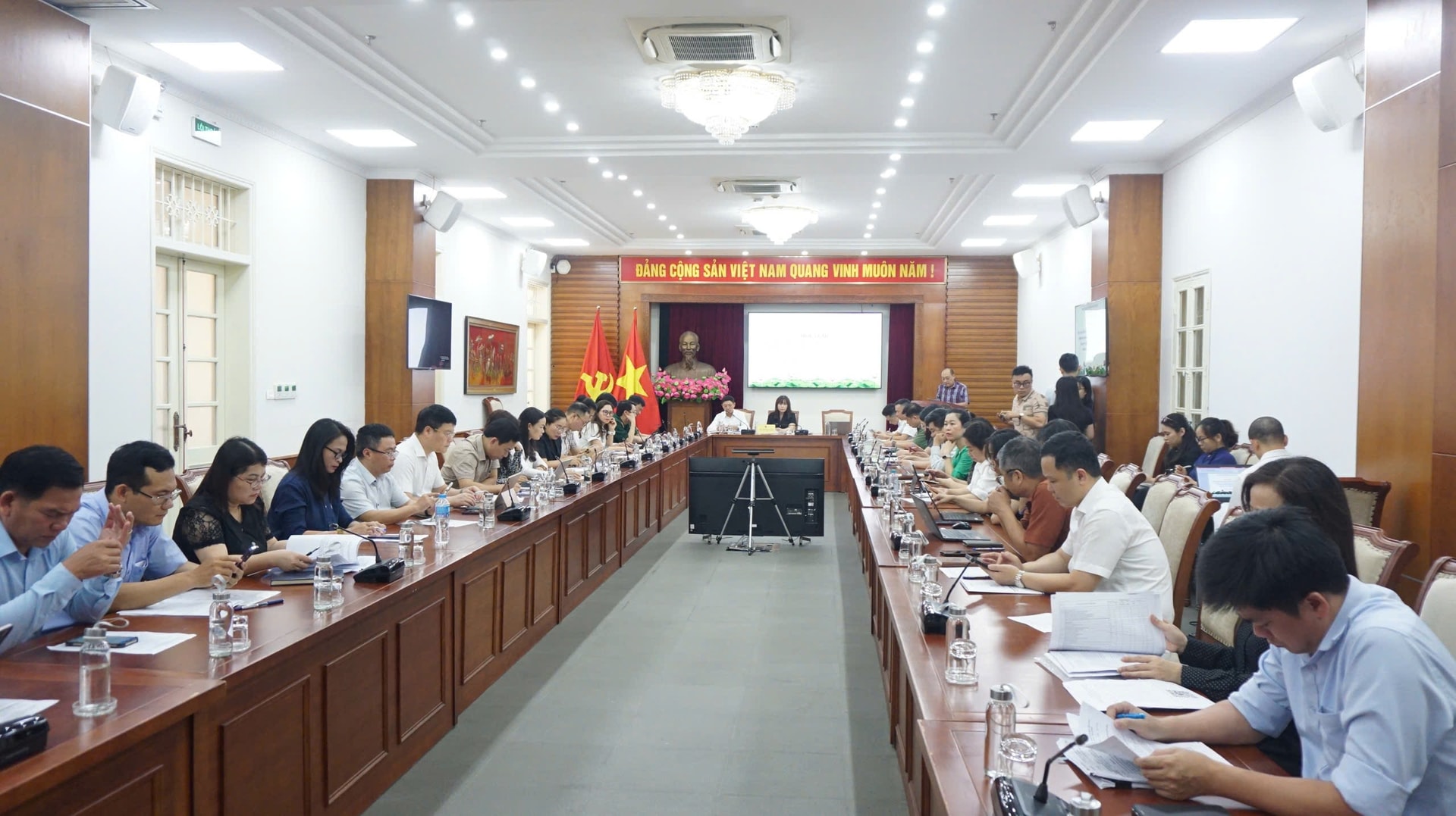 hoi-nghi.jpg