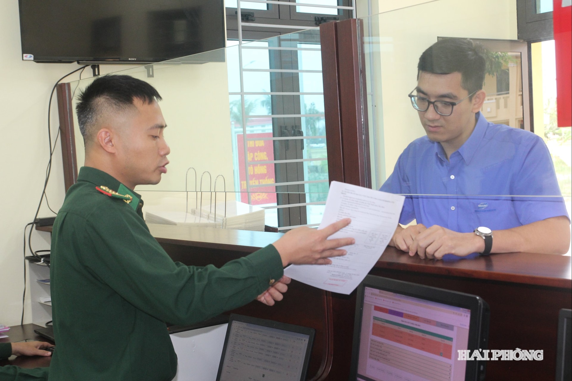 Cán bộ, nhân viên Biên phòng Cửa khẩu cảng Hải Phòng tuyên truyền, hướng dẫn doanh nghiệp, đại lý hàng hải thực hiện các quy định mới