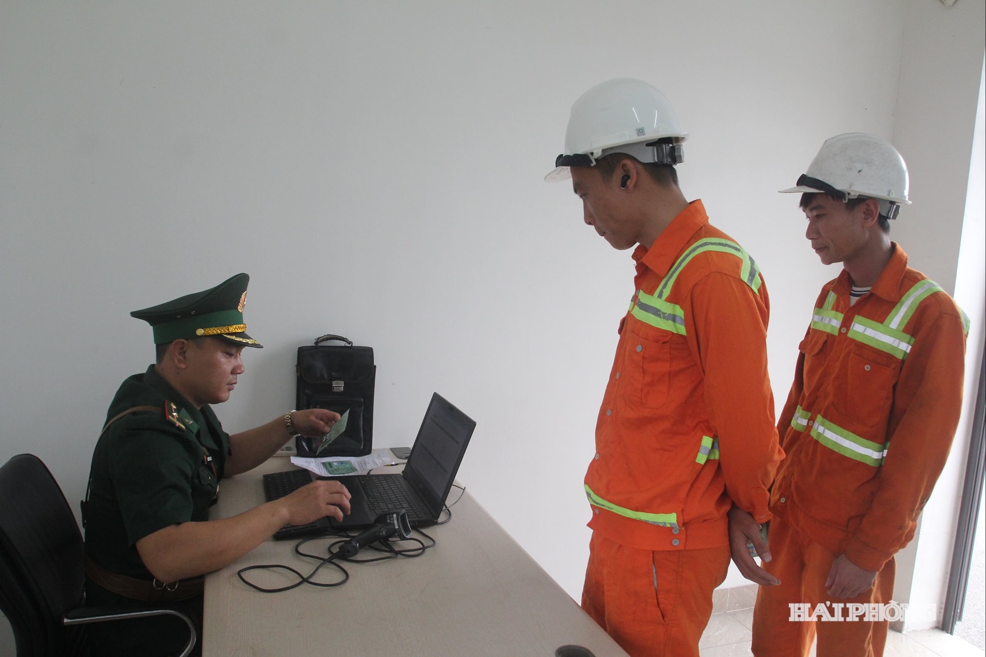 Cán bộ, nhân viên Biên phòng Cửa khẩu cảng Hải Phòng làm thủ tục cho công nhân cảngcho 