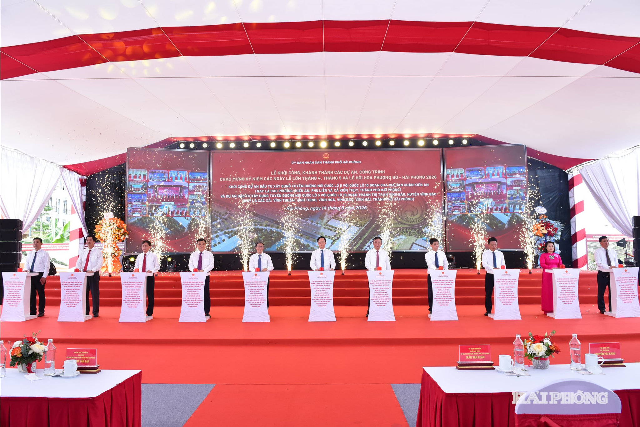 Các đồng chí: Phạm Văn Lập, Phó Bí thư Thành uỷ, Chủ tịch Uỷ ban MTTQ Việt Nam thành phố; Trần Văn Quân, Phó Chủ tịch UBND thành phố và đại biểu nhấn nút khởi công các dự án tuyến đường nối quốc lộ 5 với quốc lộ 10 đoạn qua khu vực Kiến An và Vĩnh Bảo.