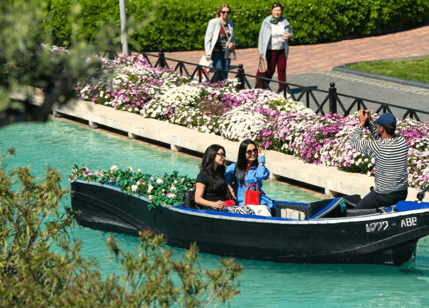 Khách du lịch chèo thuyền tại công viên ven biển ở thành phố Baku, Azerbaijan. Ảnh: Chen Junfeng