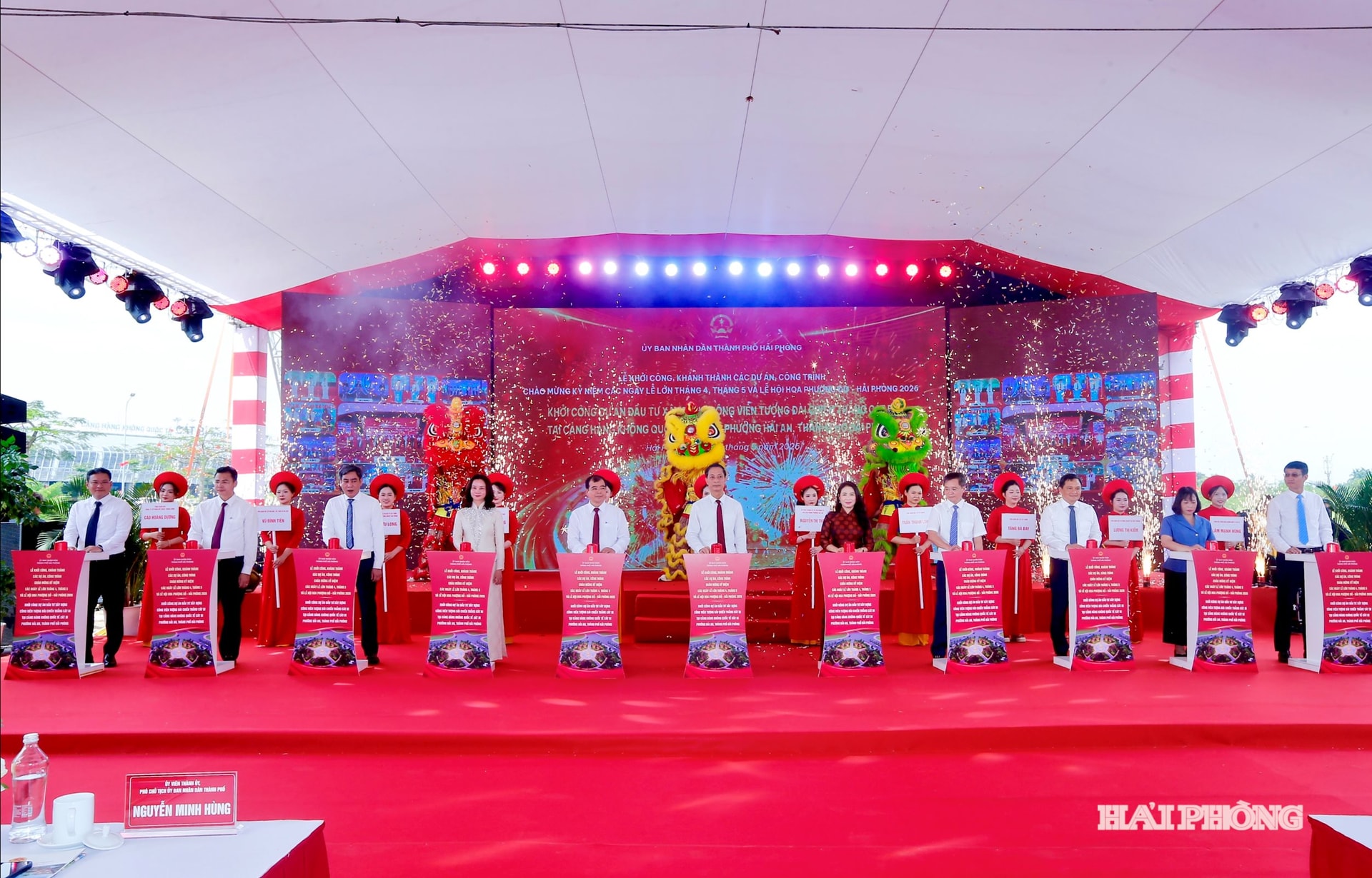 Các đồng chí: Đỗ Mạnh Hiến, Phó bí thư Thường trực Thành ủy; Nguyễn Minh Hùng, Phó chủ tịch UBND thành phố cùng các đại biểu thực hiện nghi lễ Lễ khởi công Dự án đầu tư xây dựng Công viên tượng đài chiến thắng Cát Bi.