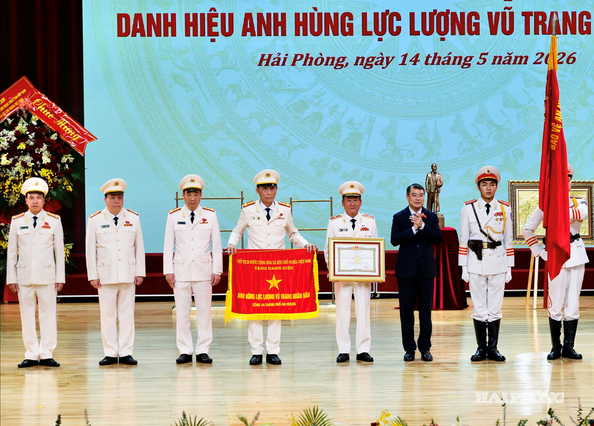 Đồng chí Lê Minh Hưng, Uỷ viên Bộ Chính trị, Thủ tướng Chính phủ gắn danh hiệu