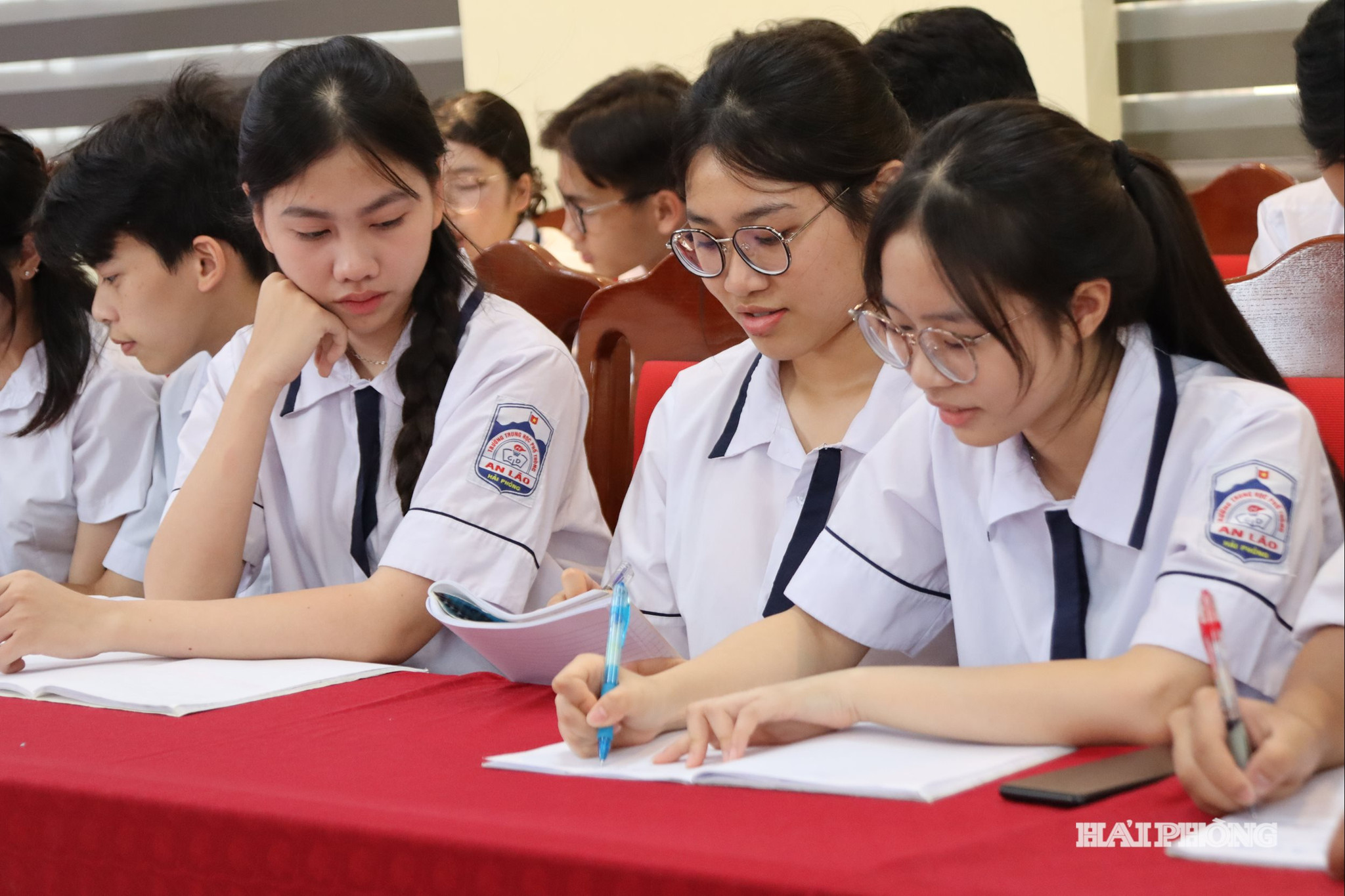  Thông qua hội thảo nhằm tiếp nhận thêm các ý kiến đóng góp về nội dung, phương thức tổ chức để hoàn thiện tài liệu giáo dục đạo đức, lối sống, văn hóa, kỹ năng sống cho học sinh THPT thành phố Hải Phòng.