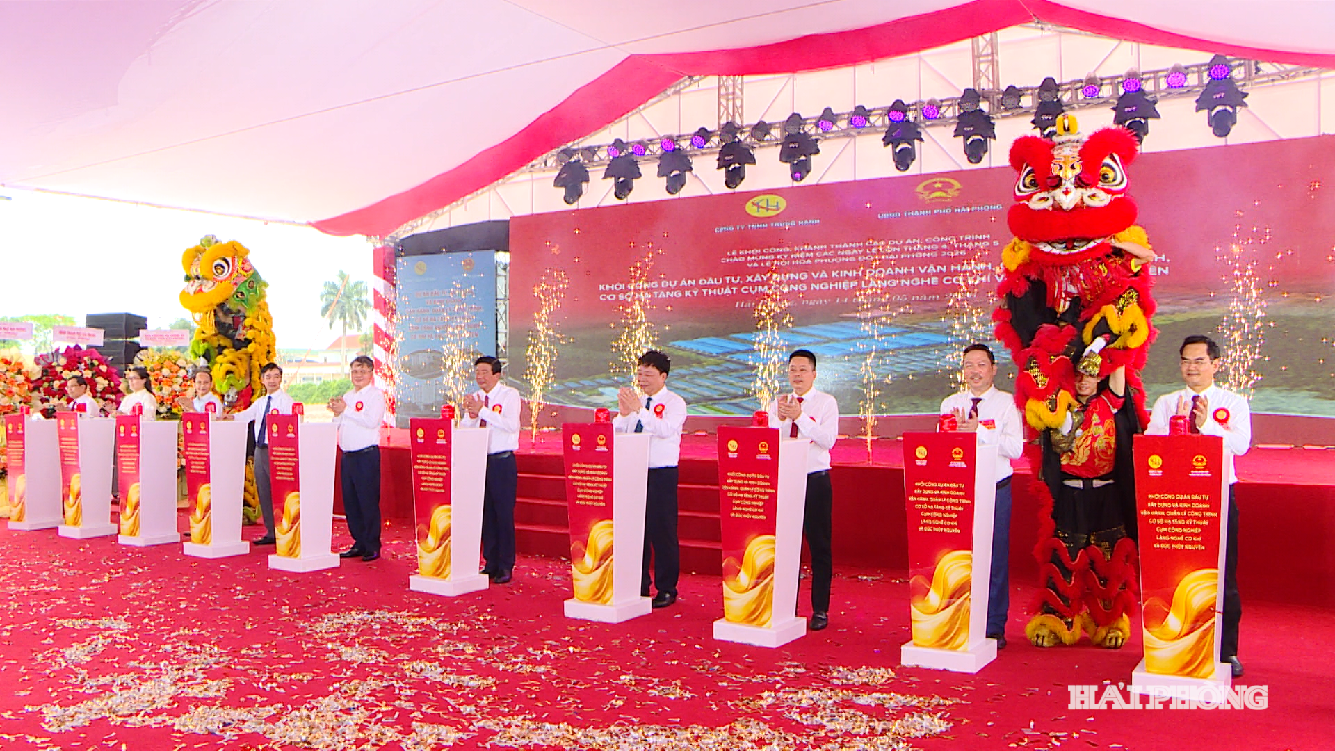 Các đại biểu thực hiện nghi thức khánh thành, khởi công các dự án, công trình chào mừng kỷ niệm các ngày lễ lớn tháng 4, tháng 5 và lễ hội Hoa Phượng Đỏ Hải Phòng năm 2026