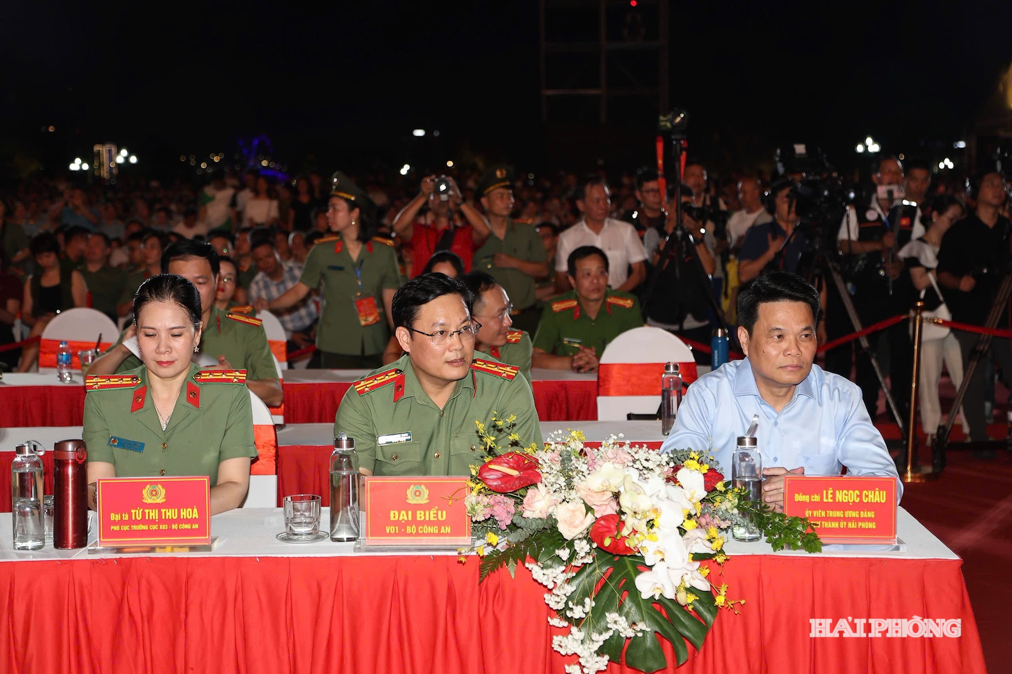 Đồng chí Lê Ngọc Châu, Uỷ viên Trung ương Đảng, Bí thư Thành ủy, Trưởng đoàn đại biểu Quốc hội cùng các đại biểu dự chương trình.