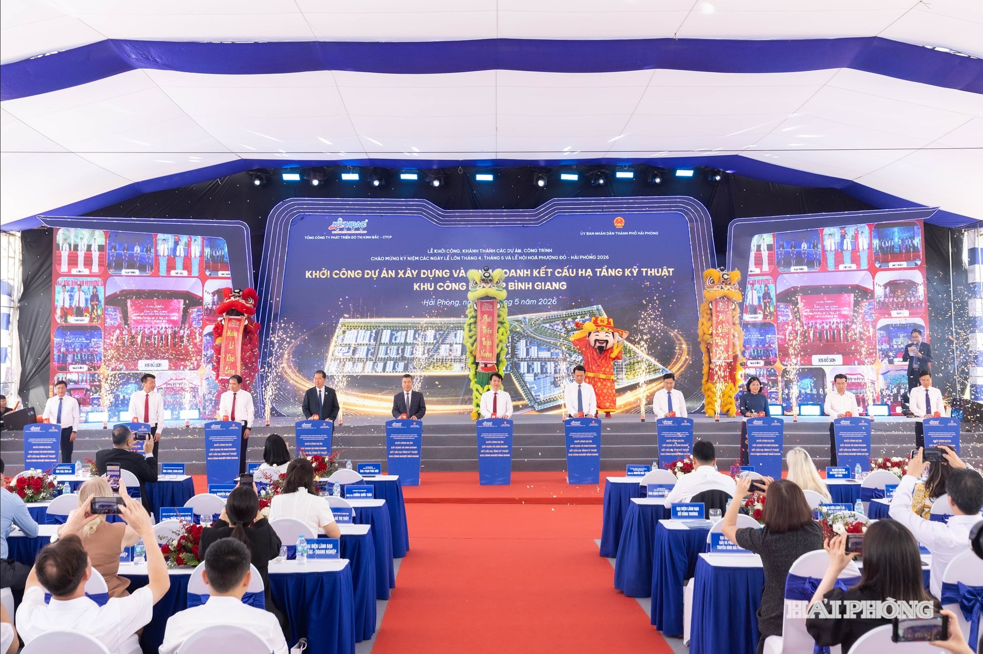 Các đồng chí lãnh đạo cùng đại biểu thực hiện nghi thức bấm nút khởi công Dự án xây dựng và kinh doanh kết cấu hạ tầng kỹ thuật Khu công nghiệp Bình Giang