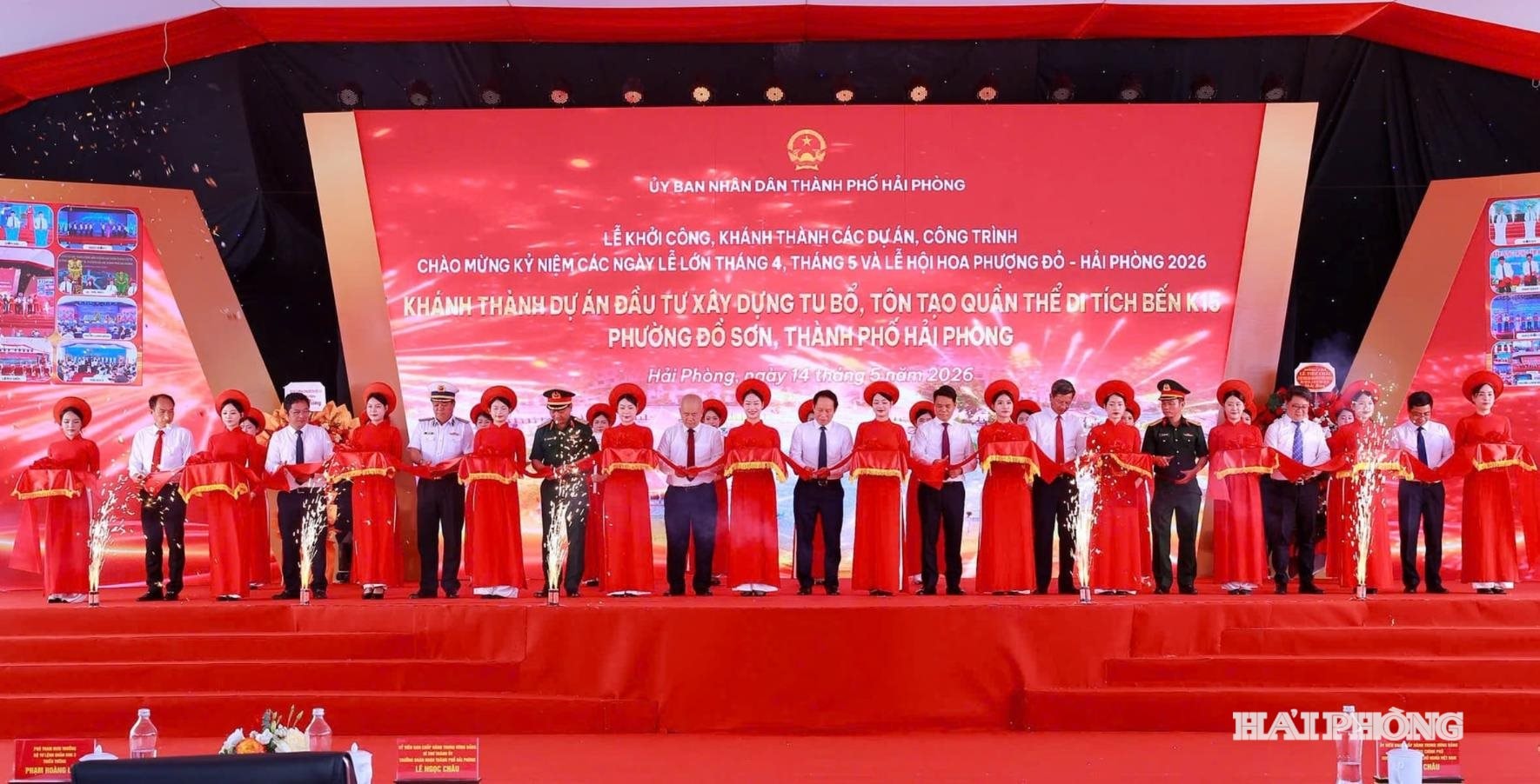 Các đại biểu cắt băng khánh thành Dự án Đầu tư xây dựng, tu bổ tôn tạo quần thể di tích Bến K15, phường Đồ Sơn. Ảnh: DUY THÍNH