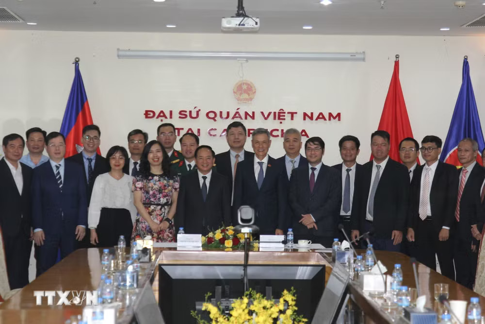 ttxvn-vna-potal-truong-ban-tuyen-giao-va-dan-van-trung-uong-trinh-van-quyet-gap-go-cong-dong-nguoi-viet-nam-tai-campuchia-8757021.jpg