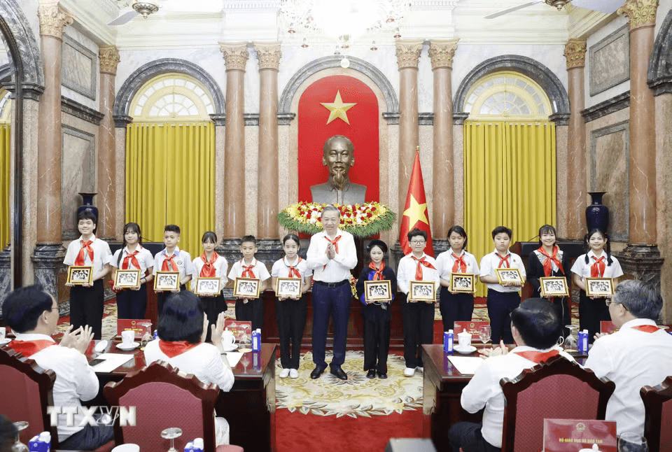 tong-bi-thu-gap-thieu-nhi-01.png