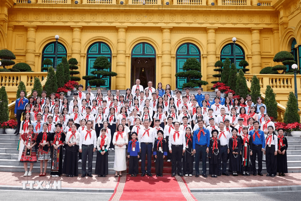 tong-bi-thu-gap-thieu-nhi-02.png