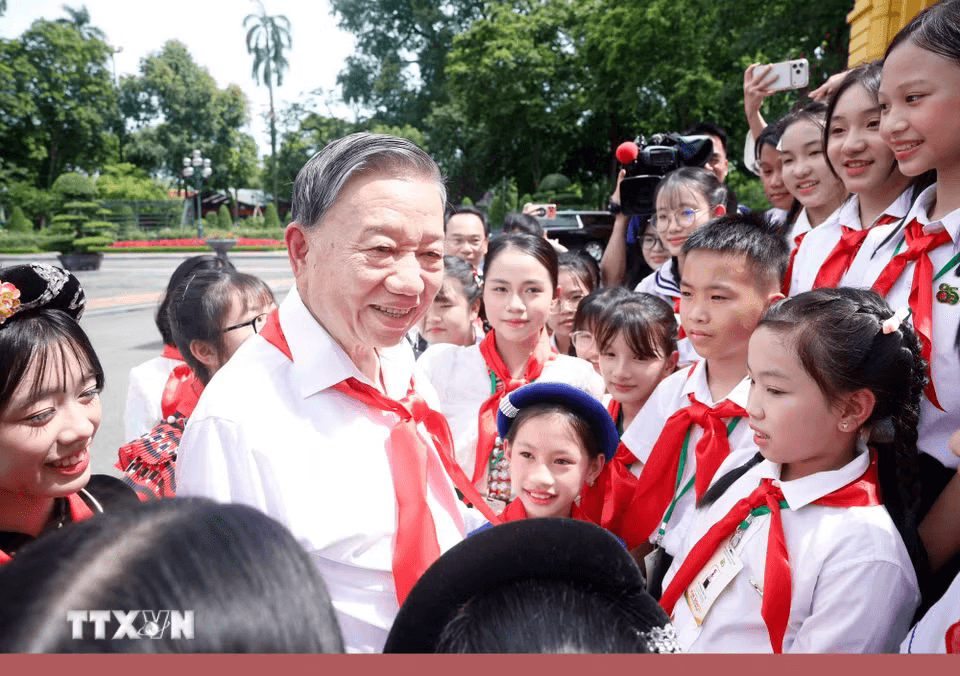 tong-bi-thu-gap-thieu-nhi.png