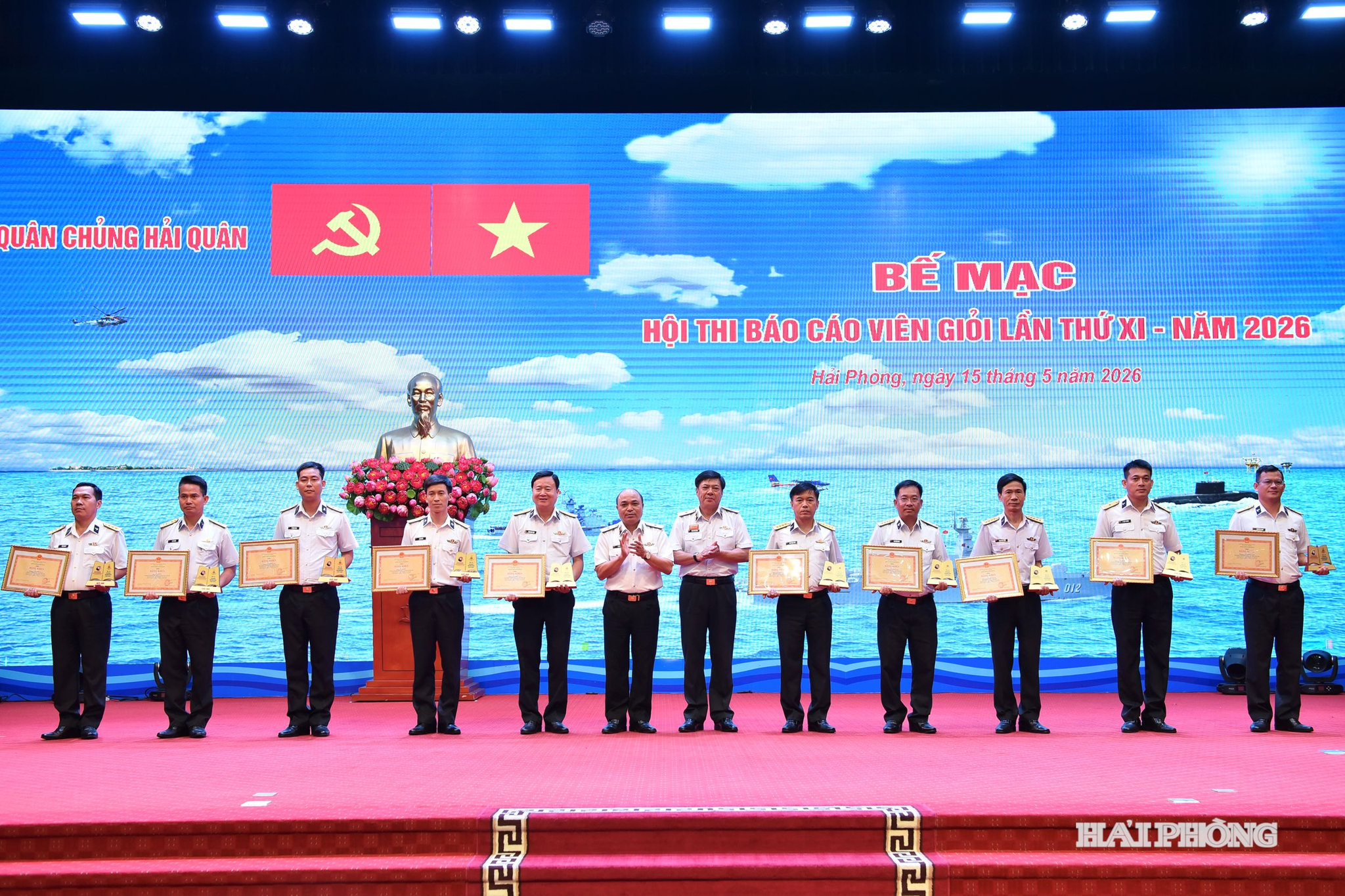 Lãnh đạo Quân chủng Hải quân trao bằng khen tặng các cá nhân đạt giải cao tại hội thi.
