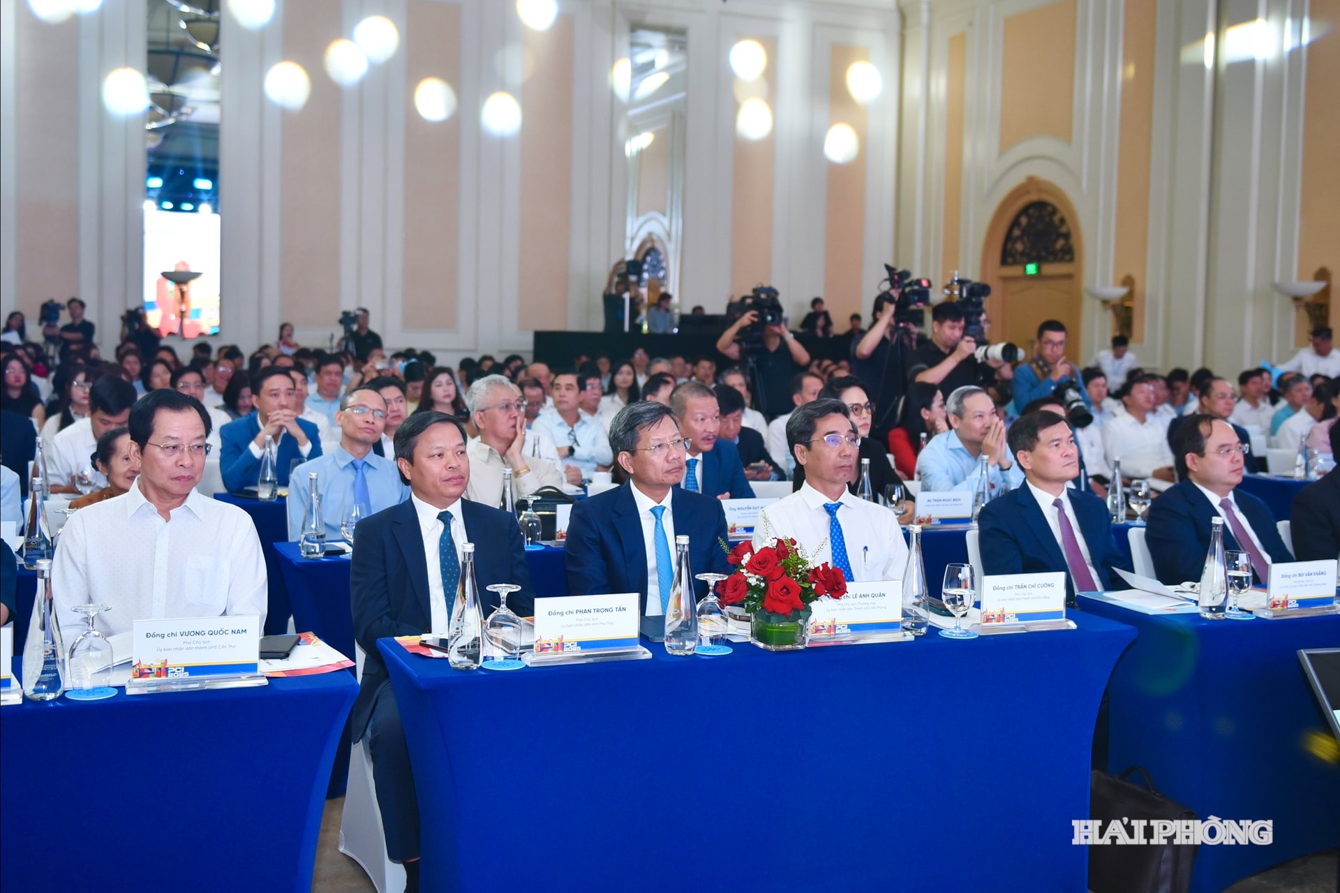 Các đại biểu dự buổi lễ.