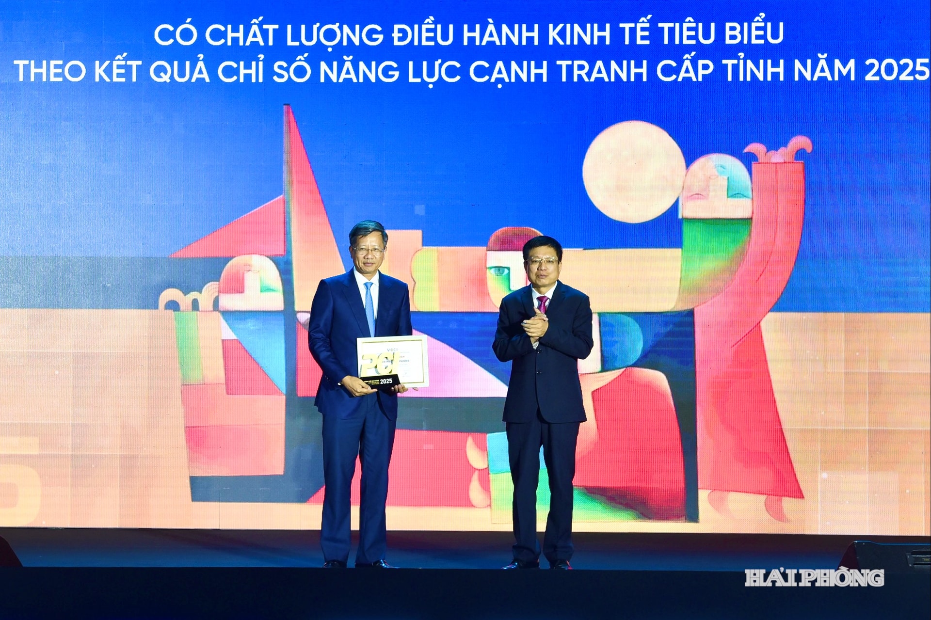 PGS.TS Hồ Sỹ Hùng, Chủ tịch Liên đoàn Thương mại và Công nghiệp Việt Nam trao vinh danh cho thành phố Hải Phòng.