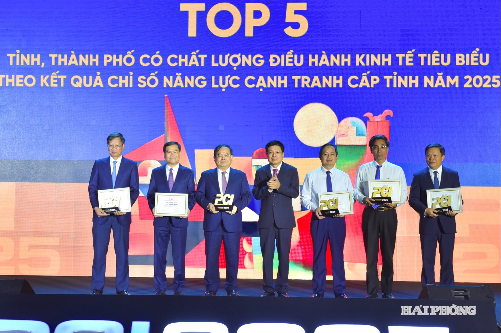 PGS.TS Hồ Sỹ Hùng, Chủ tịch Liên đoàn Thương mại và Công nghiệp Việt Nam trao vinh danh cho các tỉnh, thành phố có chất lượng điều hành kinh tế tiêu biểu năm 2025.
