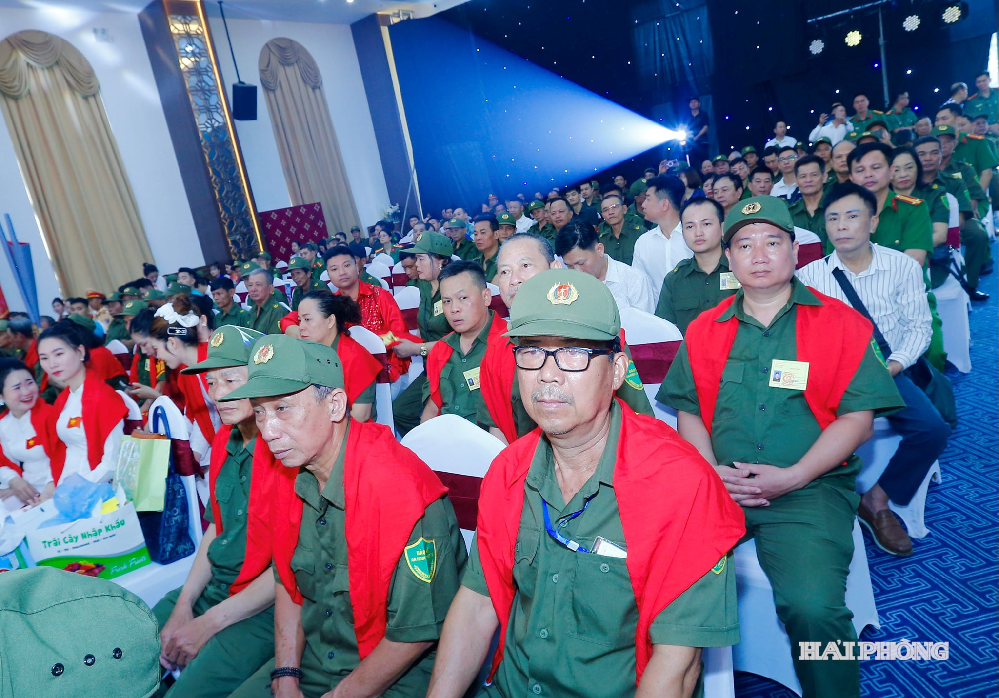 Đông đảo các thành viên lực lượng bảo vệ an ninh, trật tự tại cơ sở tham dự và cổ vũ cho các tiết mục tham dự hội thi.