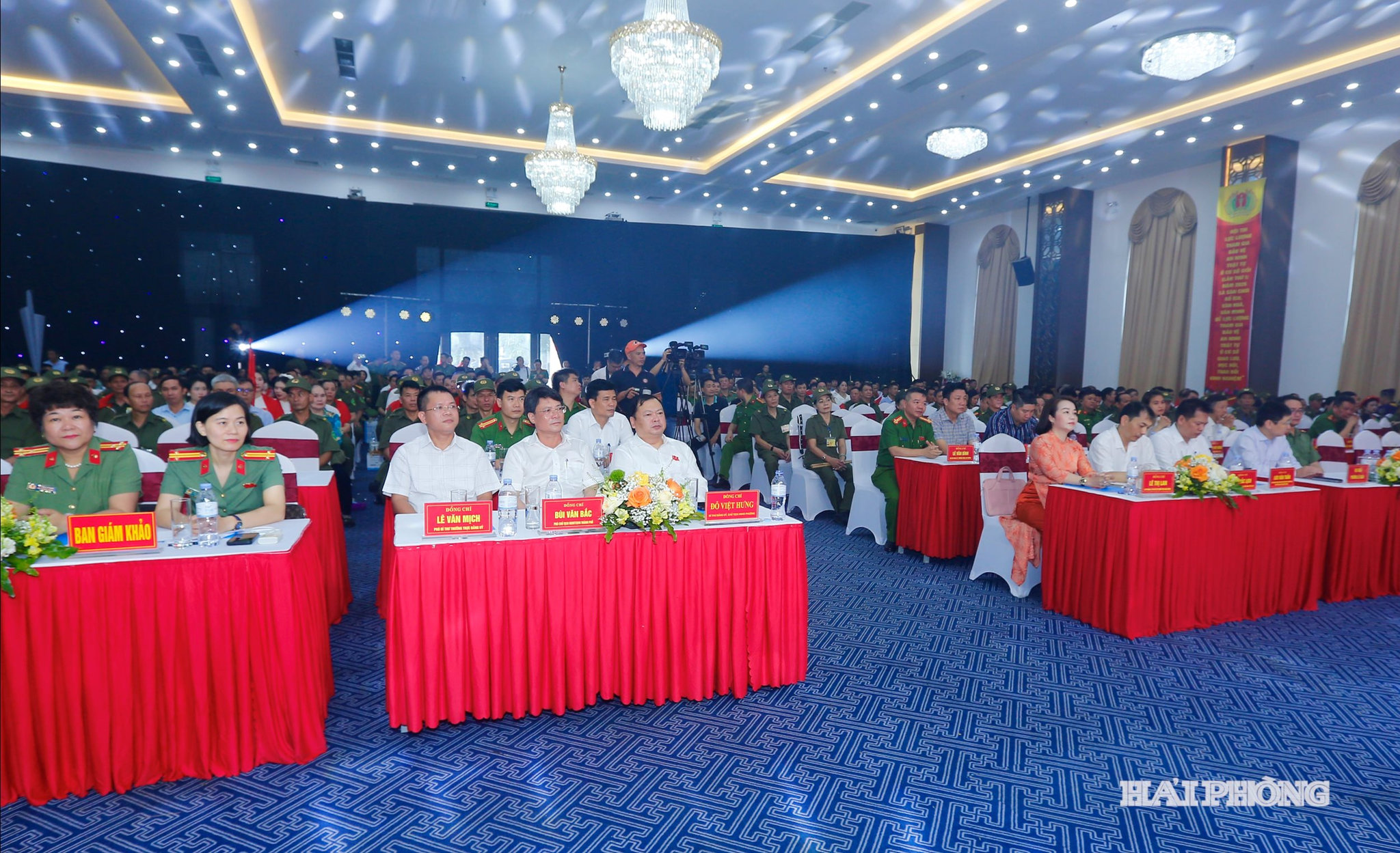 Các đại biểu dự lễ khai mạc hội thi 