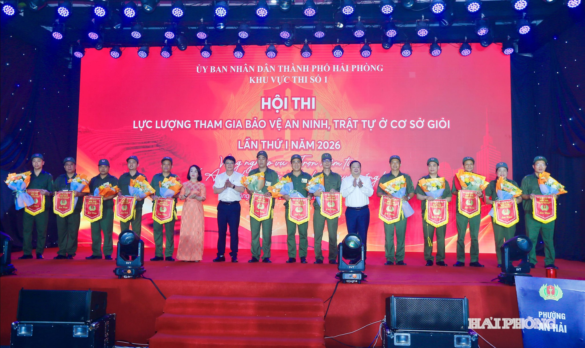 Ban tổ chức trao cờ lưu niệm, hoa chúc mừng các đơn vị thẩm gia hội thi.
