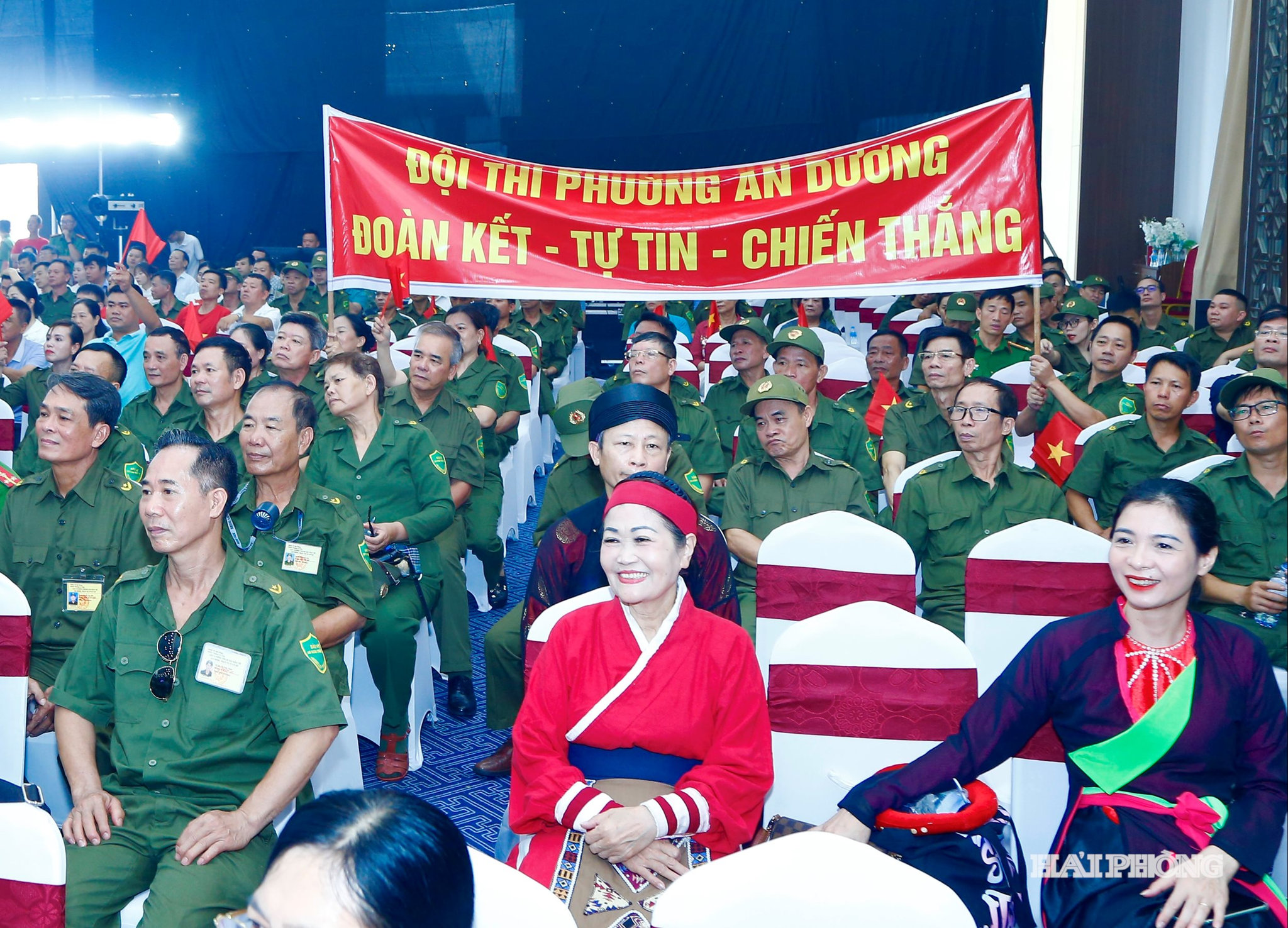Đông đảo các thành viên lực lượng bảo vệ an ninh, trật tự tại cơ sở tham dự và cổ vũ cho các tiết mục tham dự hội thi.