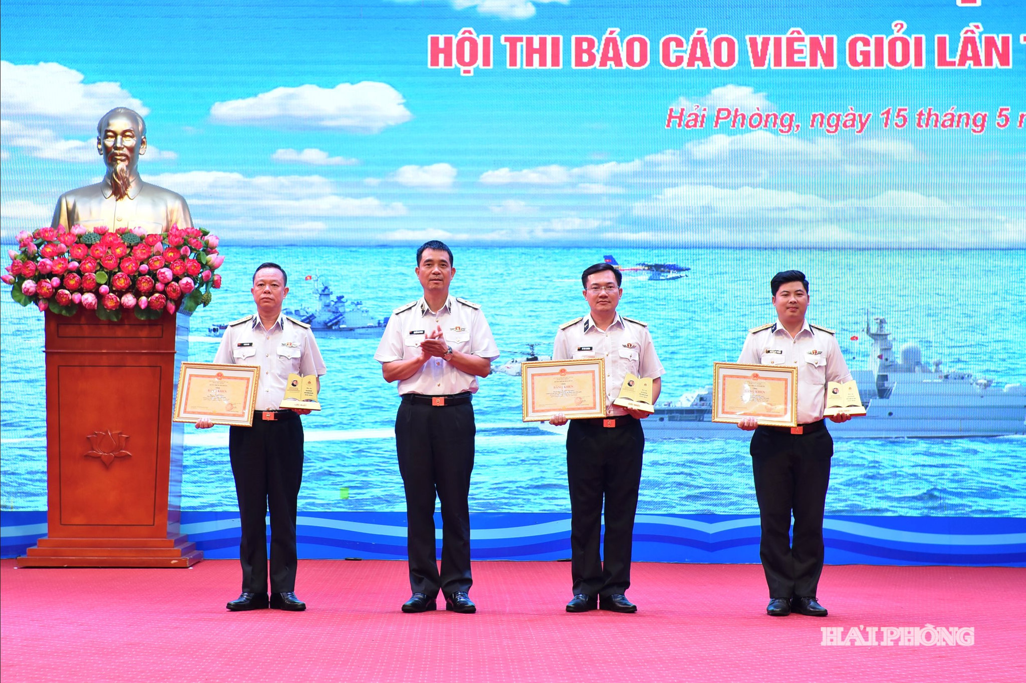 Phó Đô đốc Nguyễn An Phong, Chính ủy Hải quân trao bằng khen tặng các cá nhân đạt giải nhất hội thi.