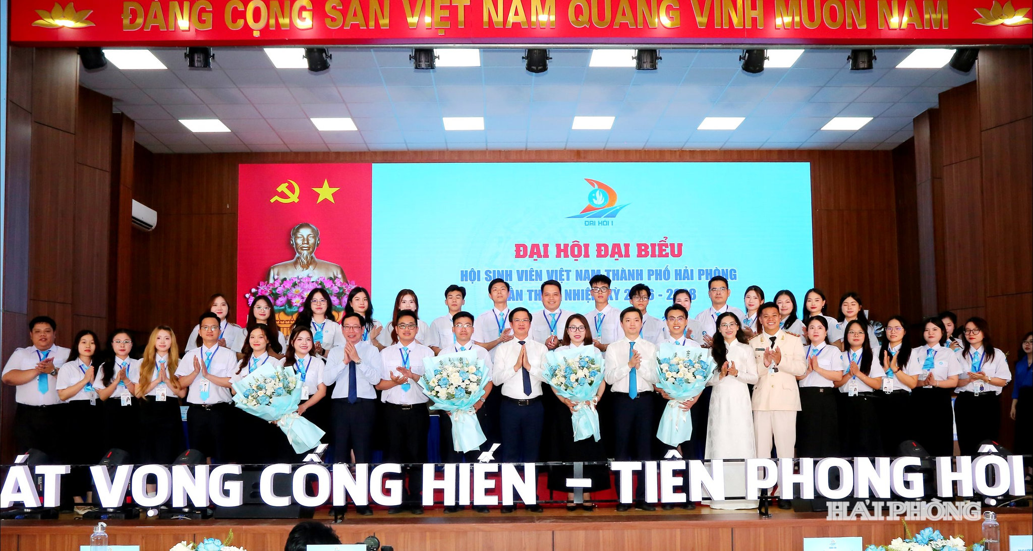 Các đồng chí lãnh đạo tặng hoa chúc mừng Ban chấp hành Hội Thanh niên Việt Nam thành phố Hải Phòng nhiệm kỳ 2026-2028