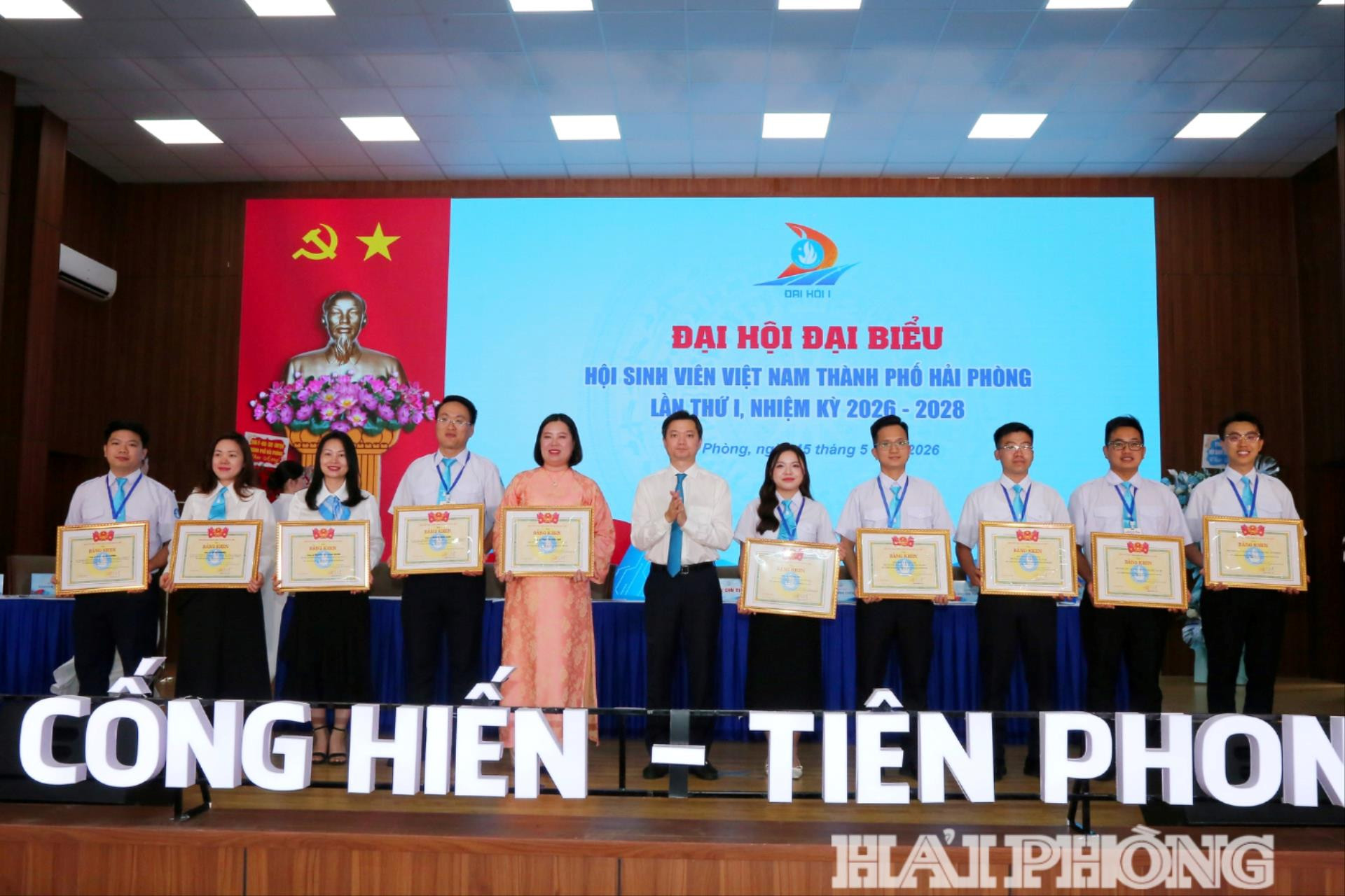 Đồng chí Nguyễn Minh Triết, Ủy viên Dự khuyết BCH Trung ương Đảng, Bí thư Thường trực Trung ương Đoàn, Chủ tịch Trung ương Hội Sinh viên Việt Nam trao Bằng khen tặng các cá nhân có thành tích xuất sắc