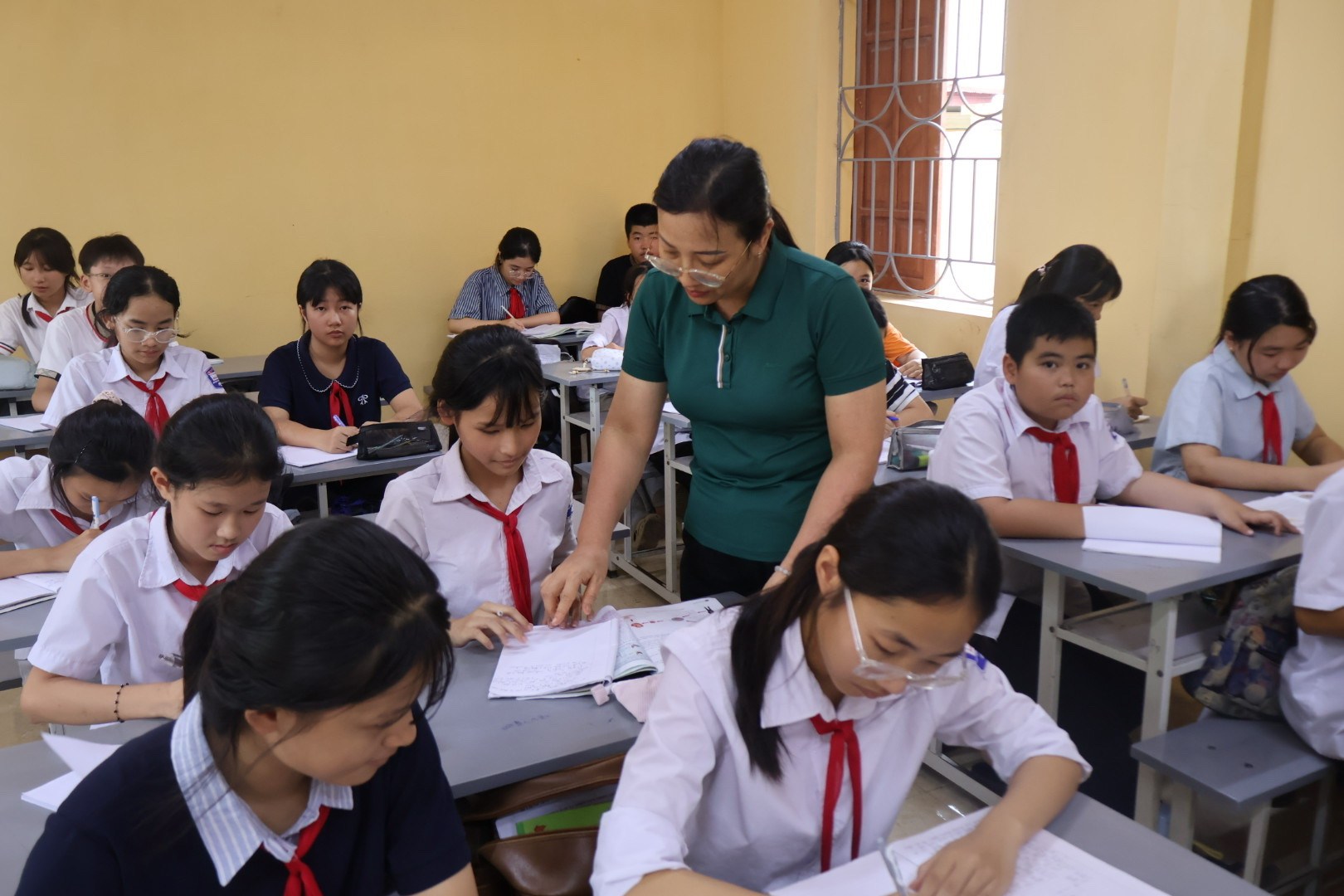 Thiếu giáo viên, Trường THCS Đồng Cẩm khắc phục tăng giờ, tăng tiết đối với các giáo viên bộ môn.