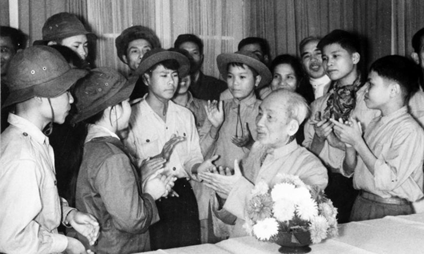 Bác Hồ với thiếu nhi trong Đoàn Dũng sĩ miền Nam ra thăm miền Bắc, ngày 13/2/1969.