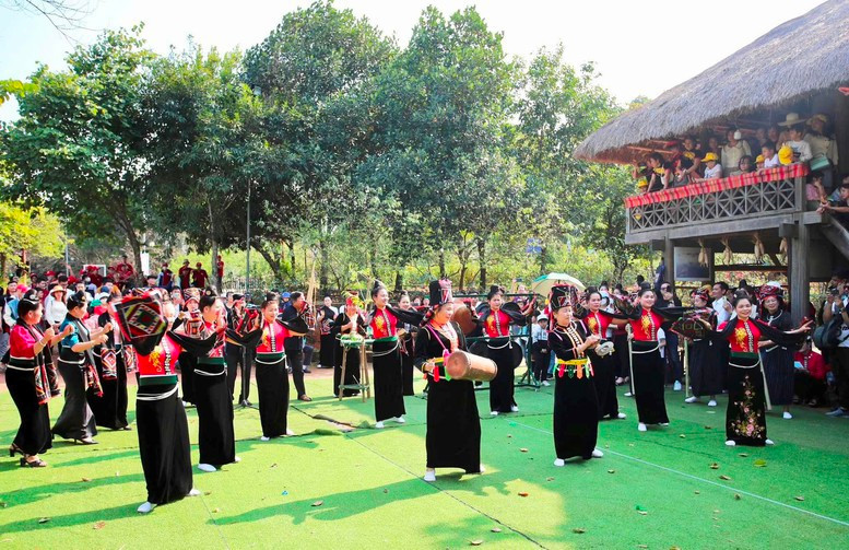 Ngày Văn hóa các dân tộc Việt Nam diễn ra tại Làng Văn hóa - Du lịch các dân tộc Việt Nam. Ảnh: TTXVN