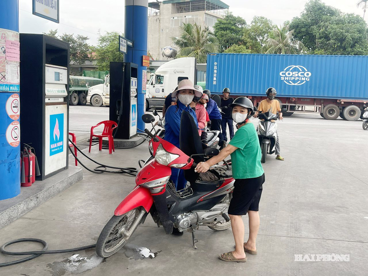 Hoạt động mua bán tại cây xăng dầu Phạm Xá, xã Lai Khê, thành phố Hải Phòng.