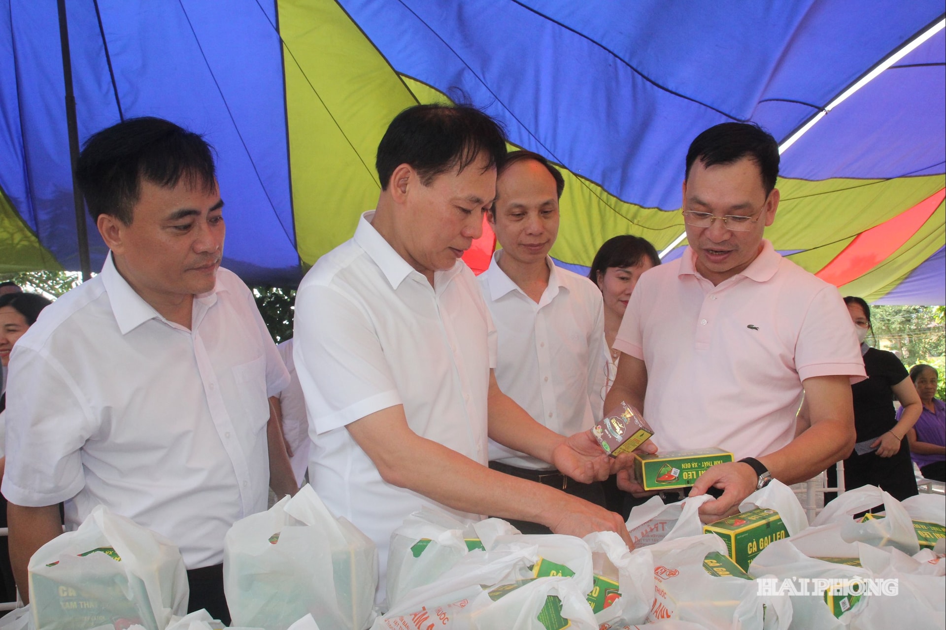 PGS, TS. Lê Minh Quang, Giám đốc Sở Y tế kiểm tra khám sức khoẻ cho người cao tuổi tại xã Kiến Hưng