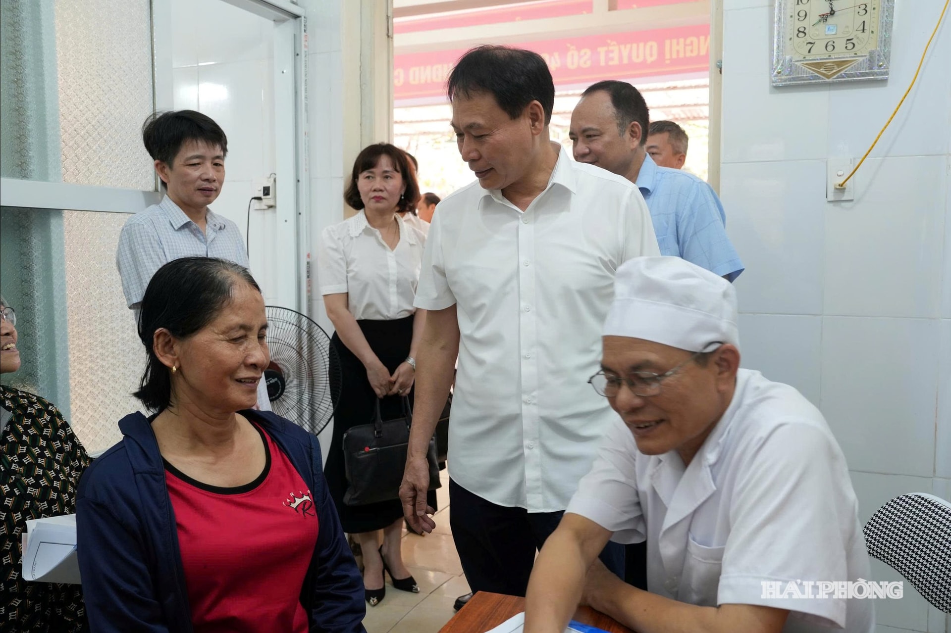 PGS, TS. Lê Minh Quang, Giám đốc Sở Y tế kiểm tra khám sức khoẻ cho người cao tuổi tại xã Kiến Hưng