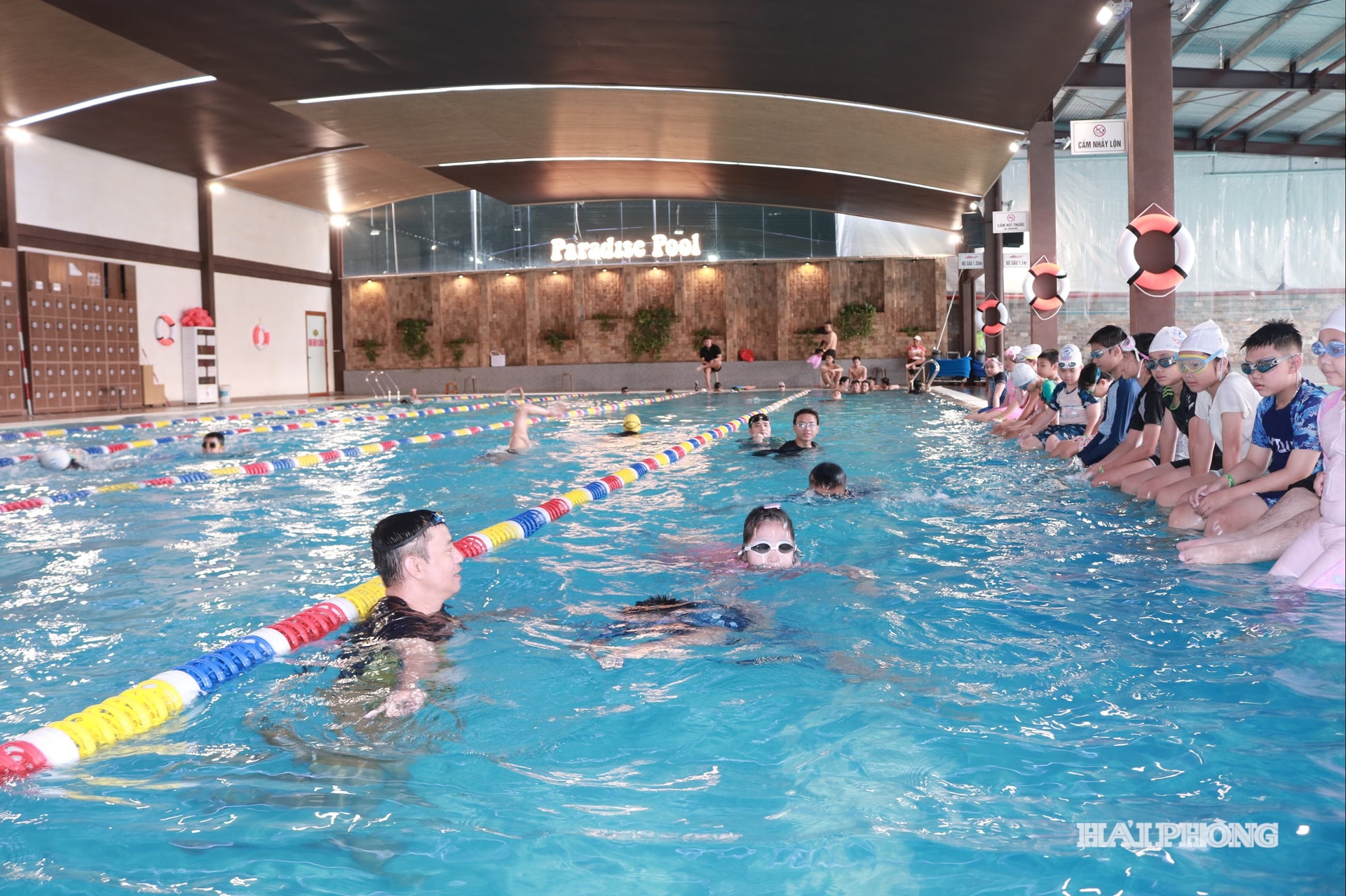 Anh Vũ Can Đảm, dạy bơi cho trẻ tại bể bơi Paradise, phường Ngô Quyền.