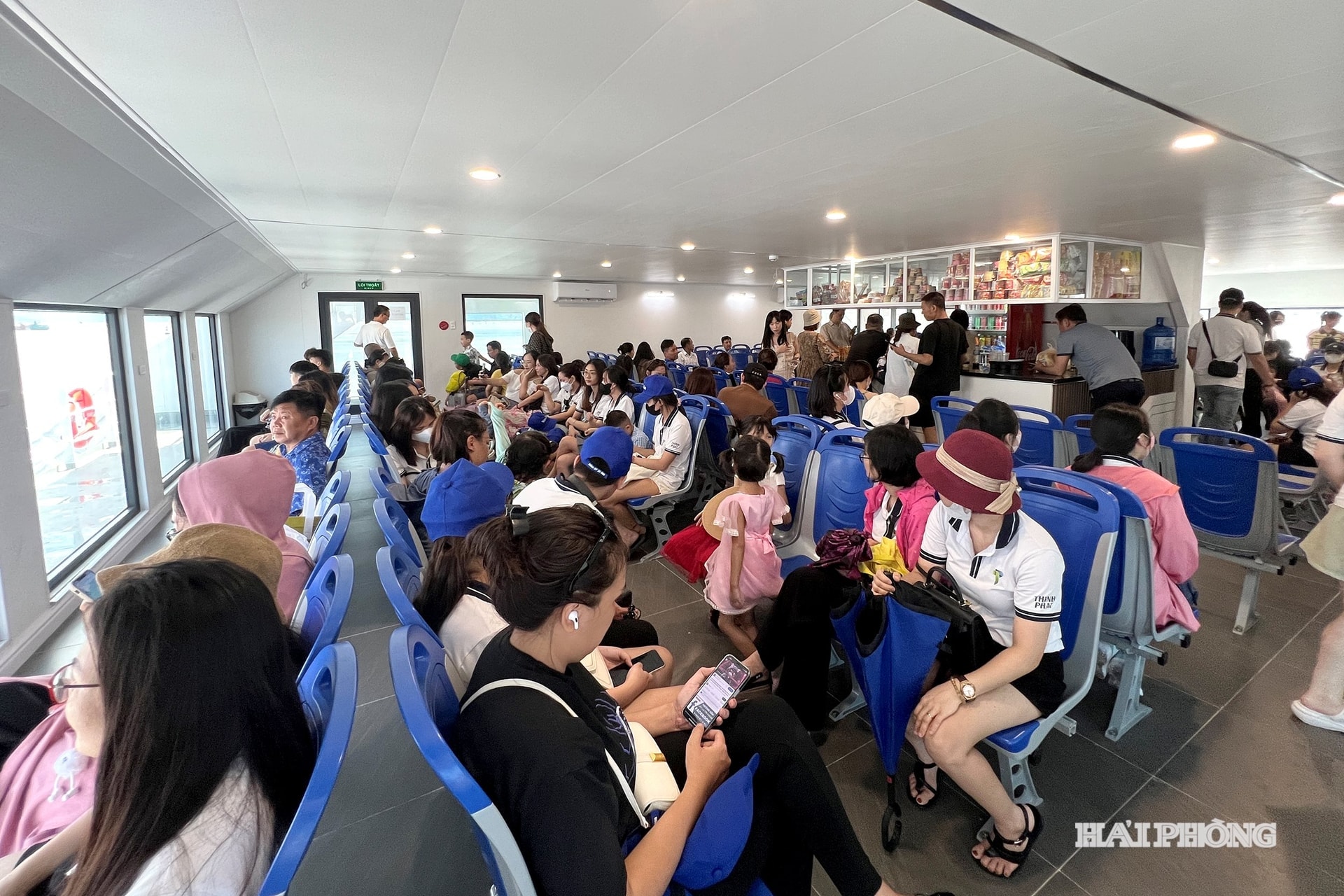 By contrast, the cable car from Phu Long station is increasingly popular with tourists thanks to its fast travel time and panoramic views of the sea and bay from above.
