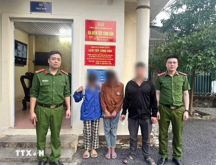 Công an xã Hoàng Su Phì kịp thời ngăn chặn và đưa hai cháu N.T.Đ. (sinh năm 2013) và N.T.C. (sinh năm 2014) trở về nhà an toàn. (Ảnh: TTXVN phát)