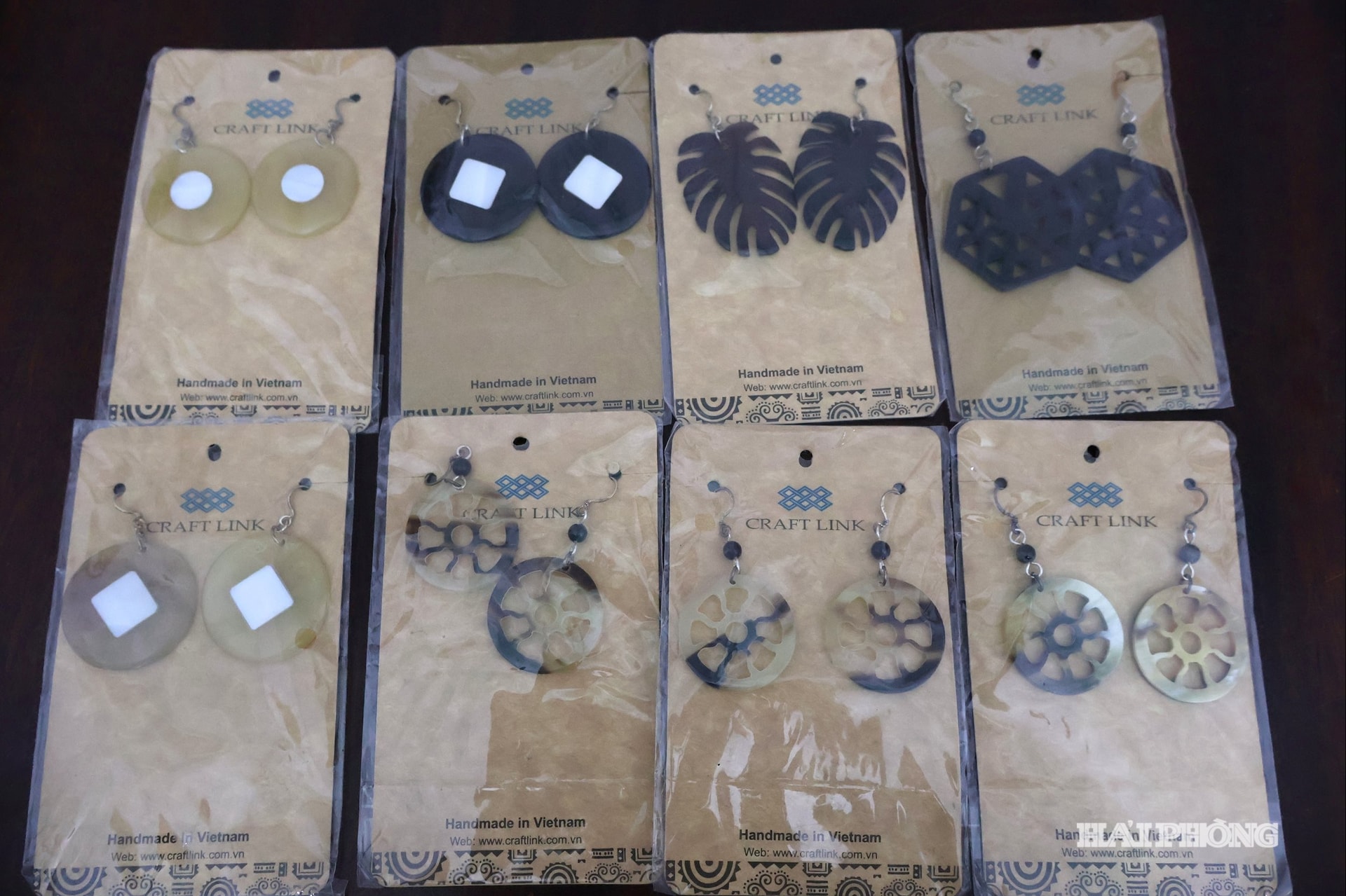 Những sản phẩm thủ công mỹ nghệ, tinh xảo, bắt mắt được người tiêu dùng ưa chuộng.