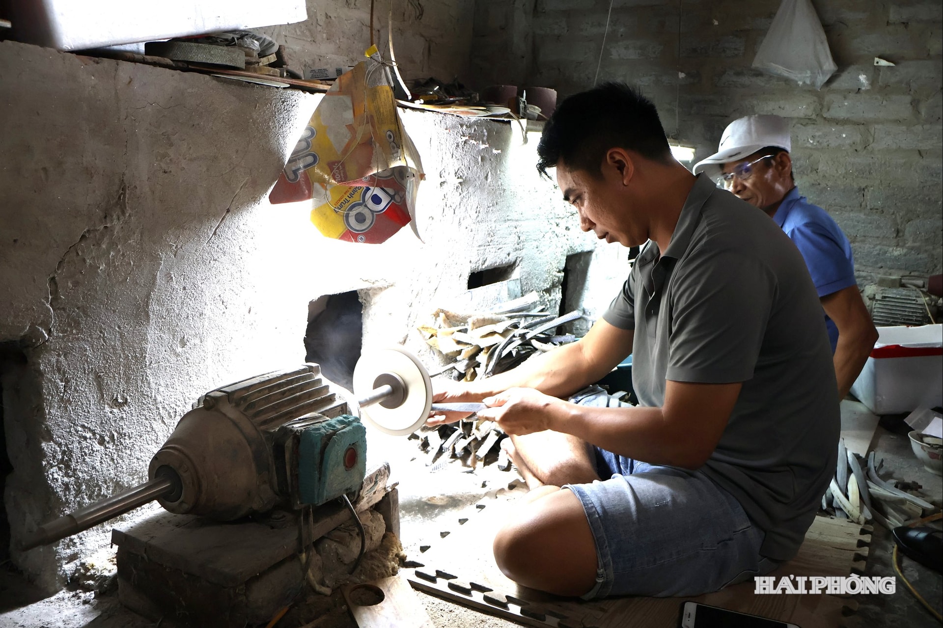 Người thợ phải trải qua nhiều công đoạn tỉ mỉ mới hoàn thiện sản phẩm.