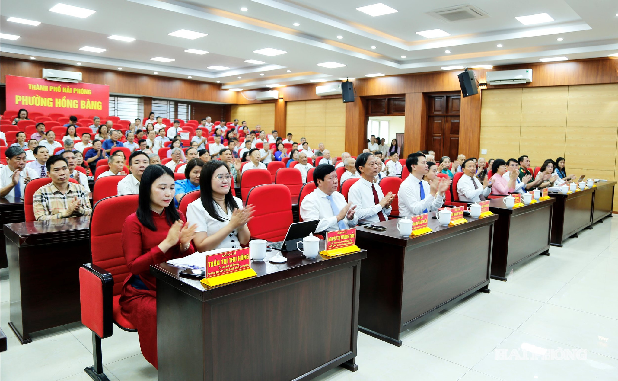 Đồng chí Đỗ Mạnh Hiến, Phó bí thư Thường trực Thành ủy cùng các đại biểu dự lễ trao huy hiệu Đảng.