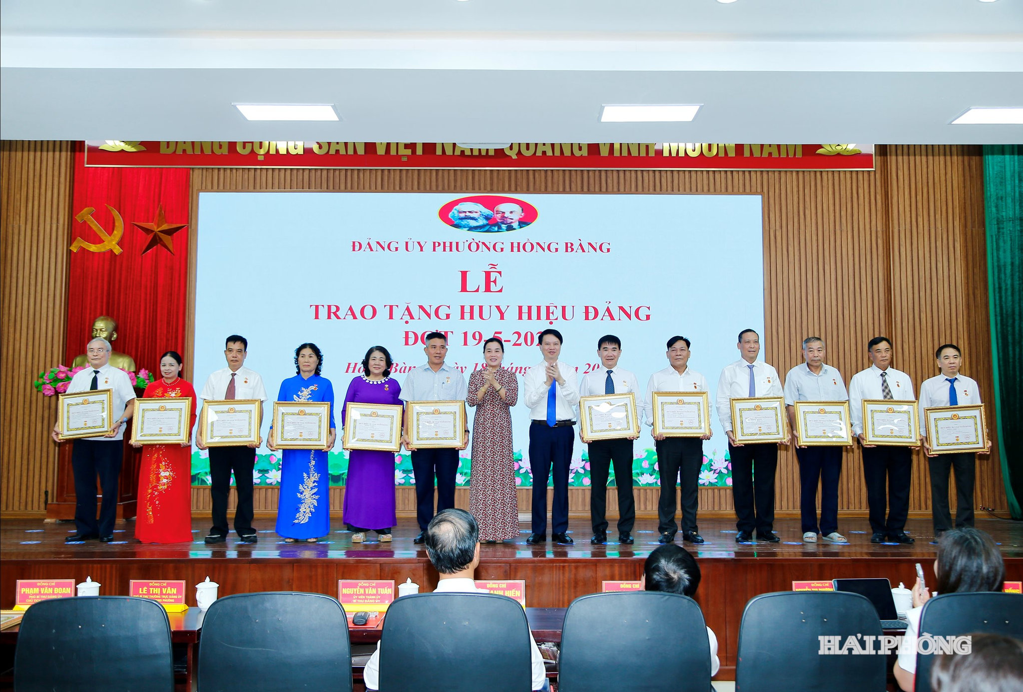 Lãnh đạo phường Hồng Bàng trao huy hiệu 