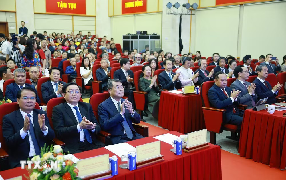 Thủ tướng Lê Minh Hưng và các đại biểu dự Lễ chào mừng Ngày Khoa học, Công nghệ và Đổi mới sáng tạo Việt Nam và Hội nghị triển khai công nghệ chiến lược. (Ảnh: Dương Giang/TTXVN) ttxvn-thu-tuong-du-le-chao-mung-ngay-khoa-hoc-cong-nghe-va-doi-moi-sang-tao-viet-nam-5.jpg