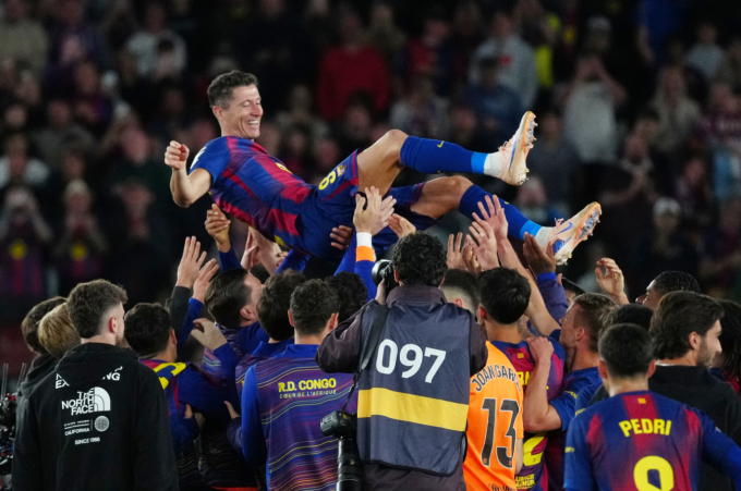 Các cầu thủ Barca tung hô Lewandowski sau trận. Ảnh: AP