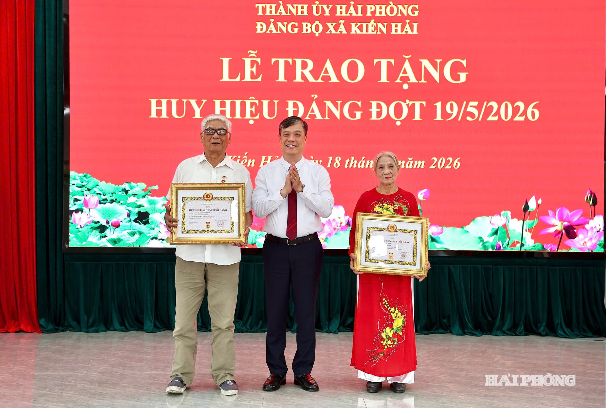 Đồng chí Đỗ Đức Hoà, Uỷ viên Thành uỷ, Bí thư Đảng uỷ, Chủ tịch HĐND xã trao huy hiệu 60 năm tặng các đảng viên