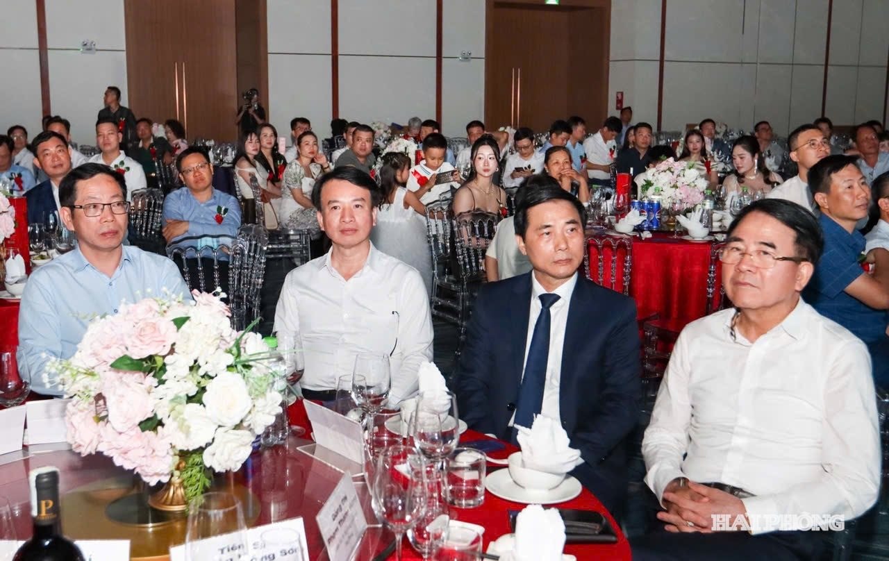Konferansa katılan seçkin liderler ve delegeler.