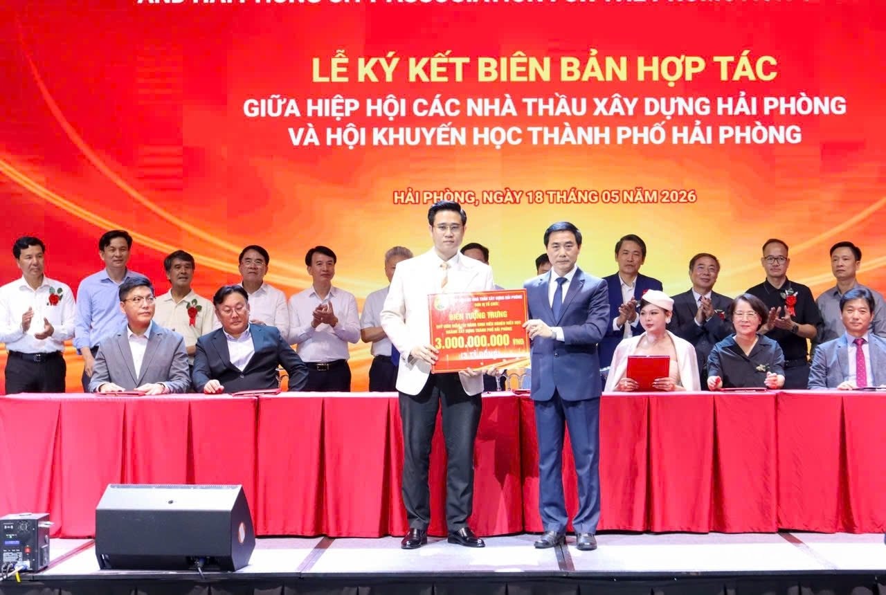 Hai Phong İnşaat Müteahhitleri Birliği temsilcileri, şehrin Eğitim Geliştirme Birliği'ne yapılan bağışı belirten bir plaket sundu.
