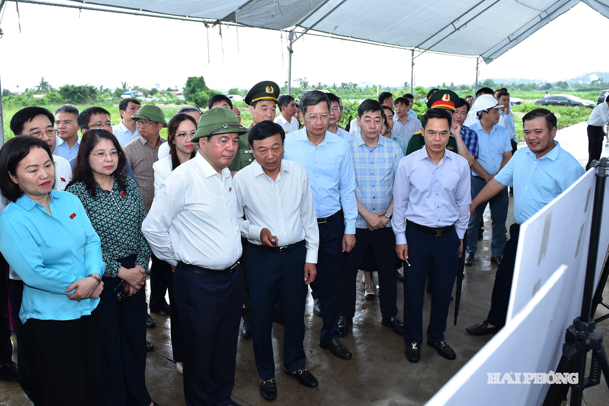 Đồng chí Nguyễn Hồng Diên, Uỷ viên Trung ương Đảng, Phó Chủ tịch Quốc hội cùng các đại biểu khảo sát Dự án đầu tư xây dựng tuyến đường sắt Lào Cai - Hà Nội - Hải Phòng trên địa bàn thành phố Hải Phòng.
